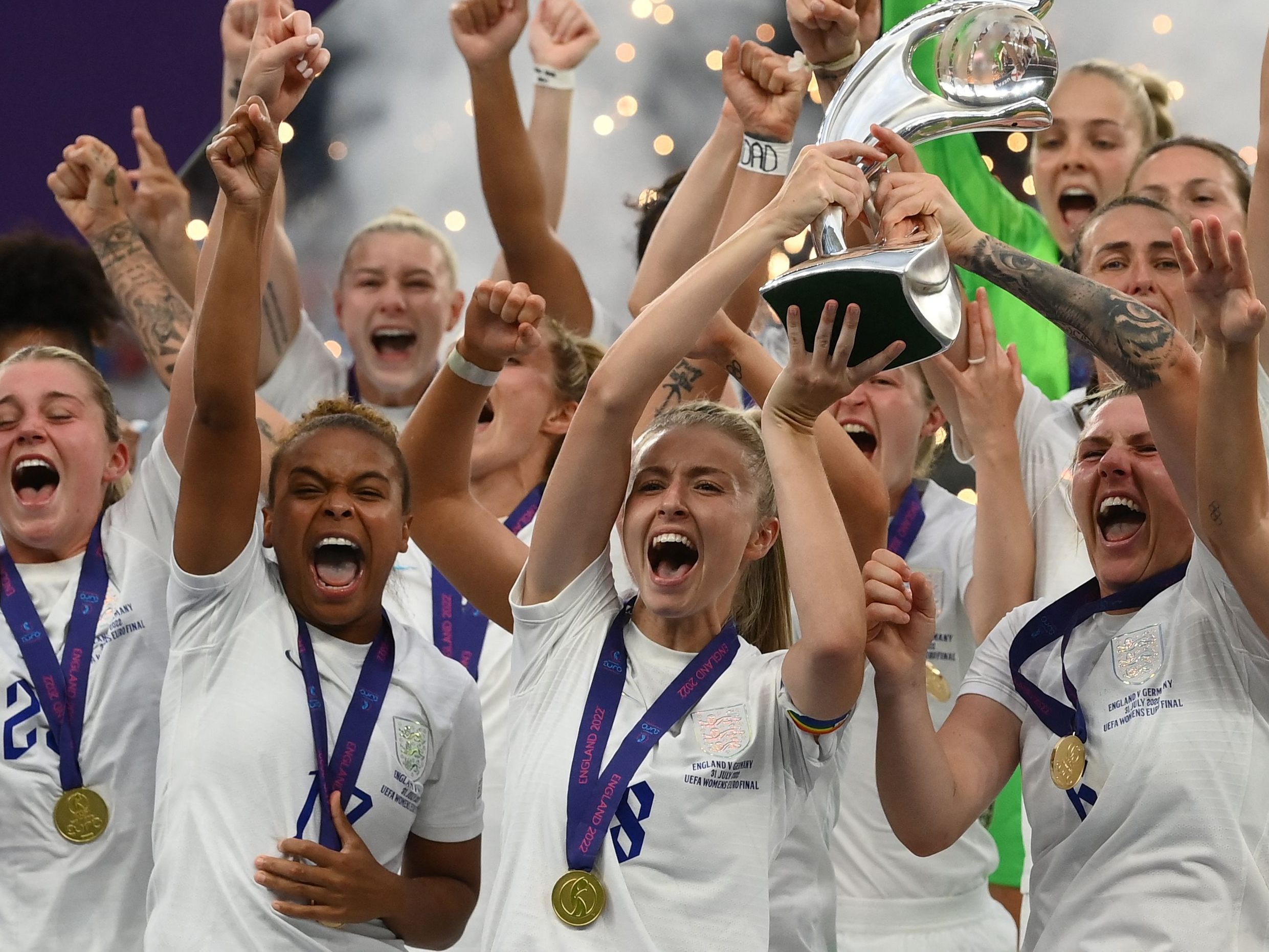 Engländerinnen stürmen EM-Pressekonferenz, um "Football's Coming Home" zu singen. Engländerinnen stürmen EM-Pressekonferenz, um "Football's Coming Home" zu singen.