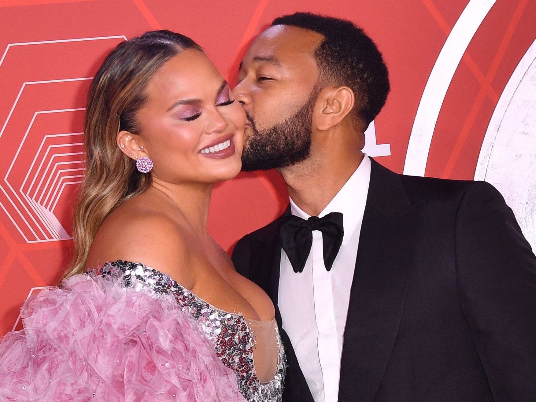 US-Model Chrissy Teigen und ihr Mann Musiker John Legend erwarten ein weiteres Kind. US-Model Chrissy Teigen und ihr Mann Musiker John Legend erwarten ein weiteres Kind.