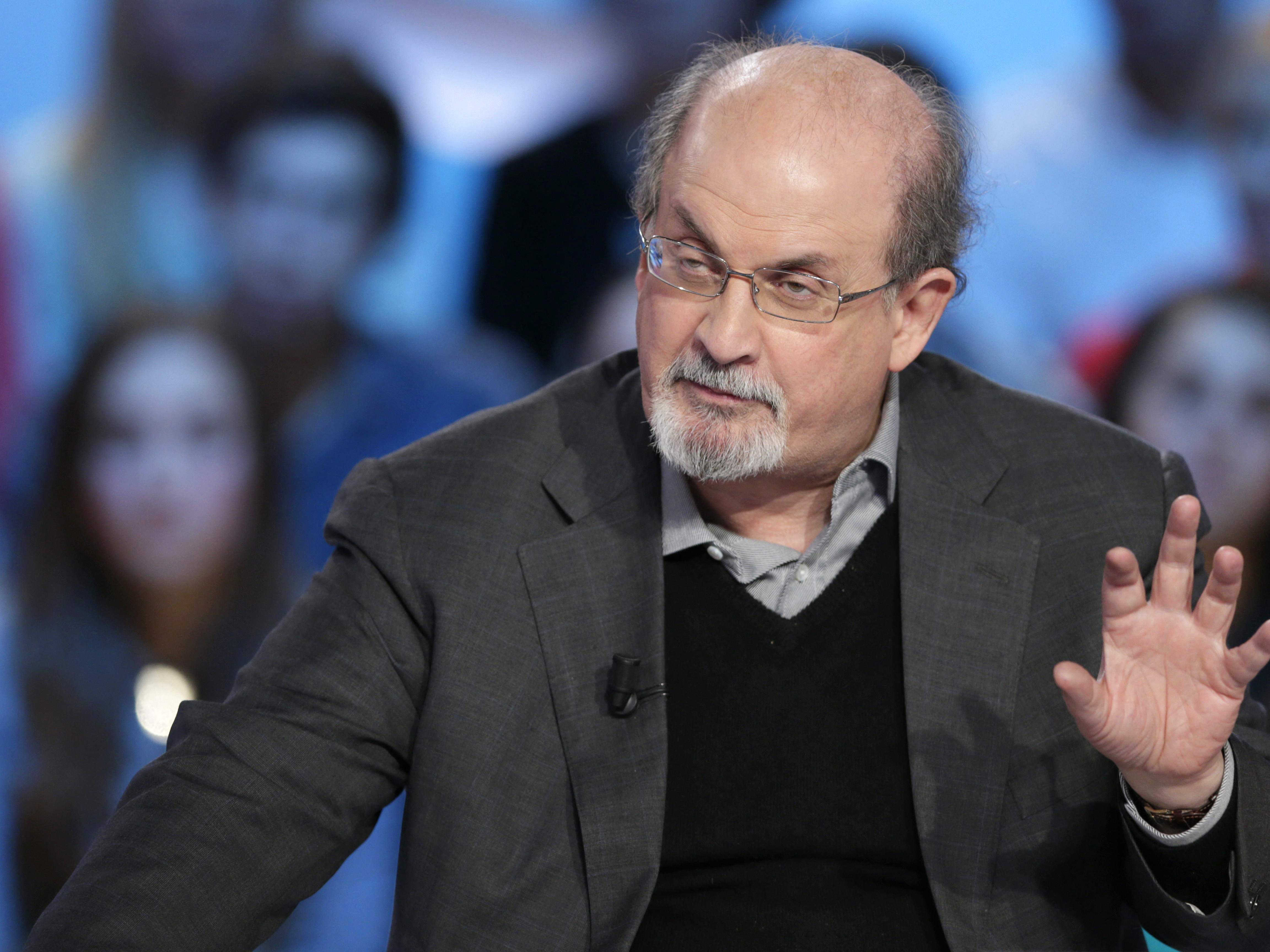 Autor Salman Rushdie auf Bühne in New York angegriffen.