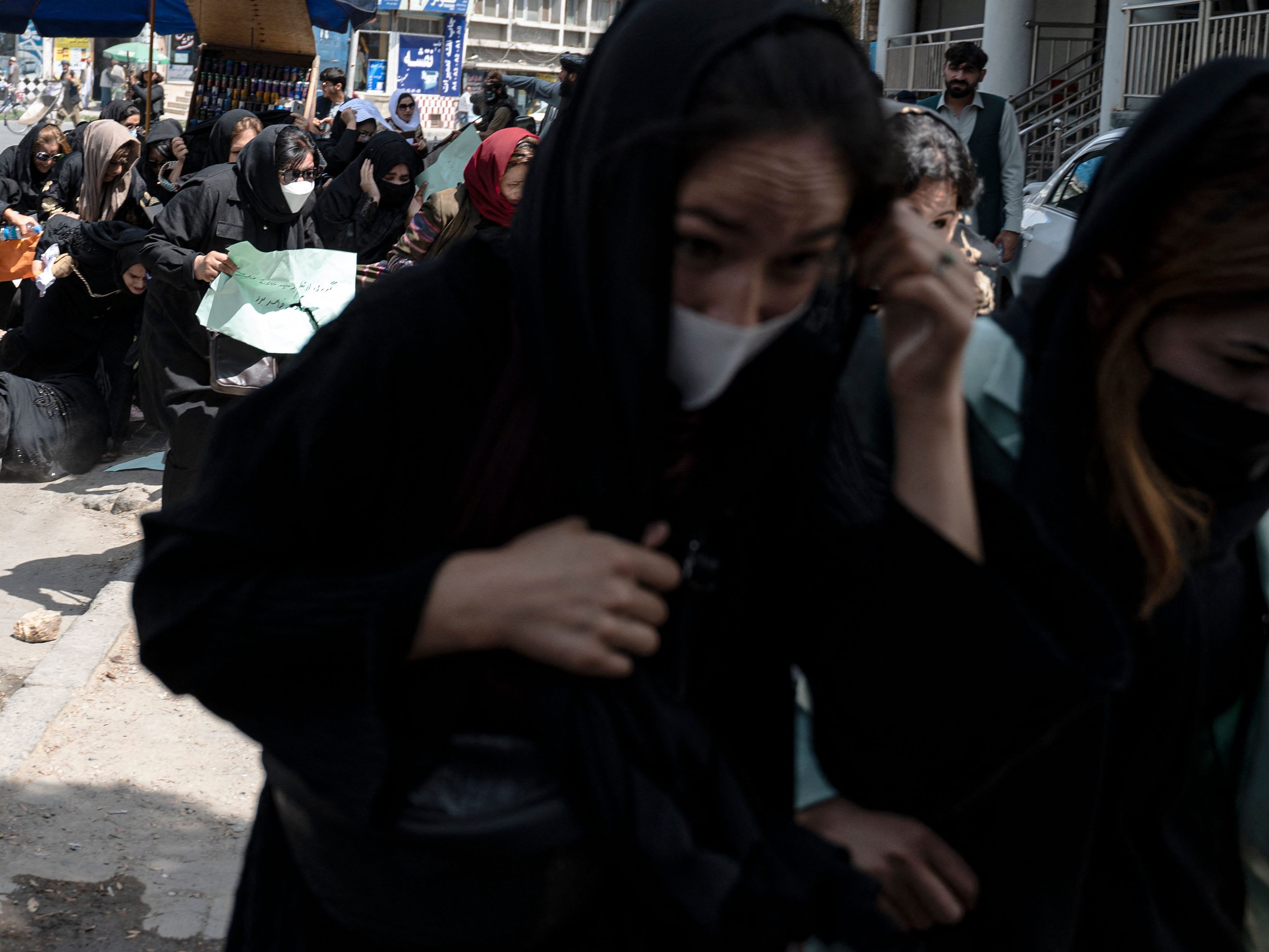 Die Taliban lösten Proteste von Frauen für mehr Rechte in Kabul gewaltsam auf. Die Taliban lösten Proteste von Frauen für mehr Rechte in Kabul gewaltsam auf.
