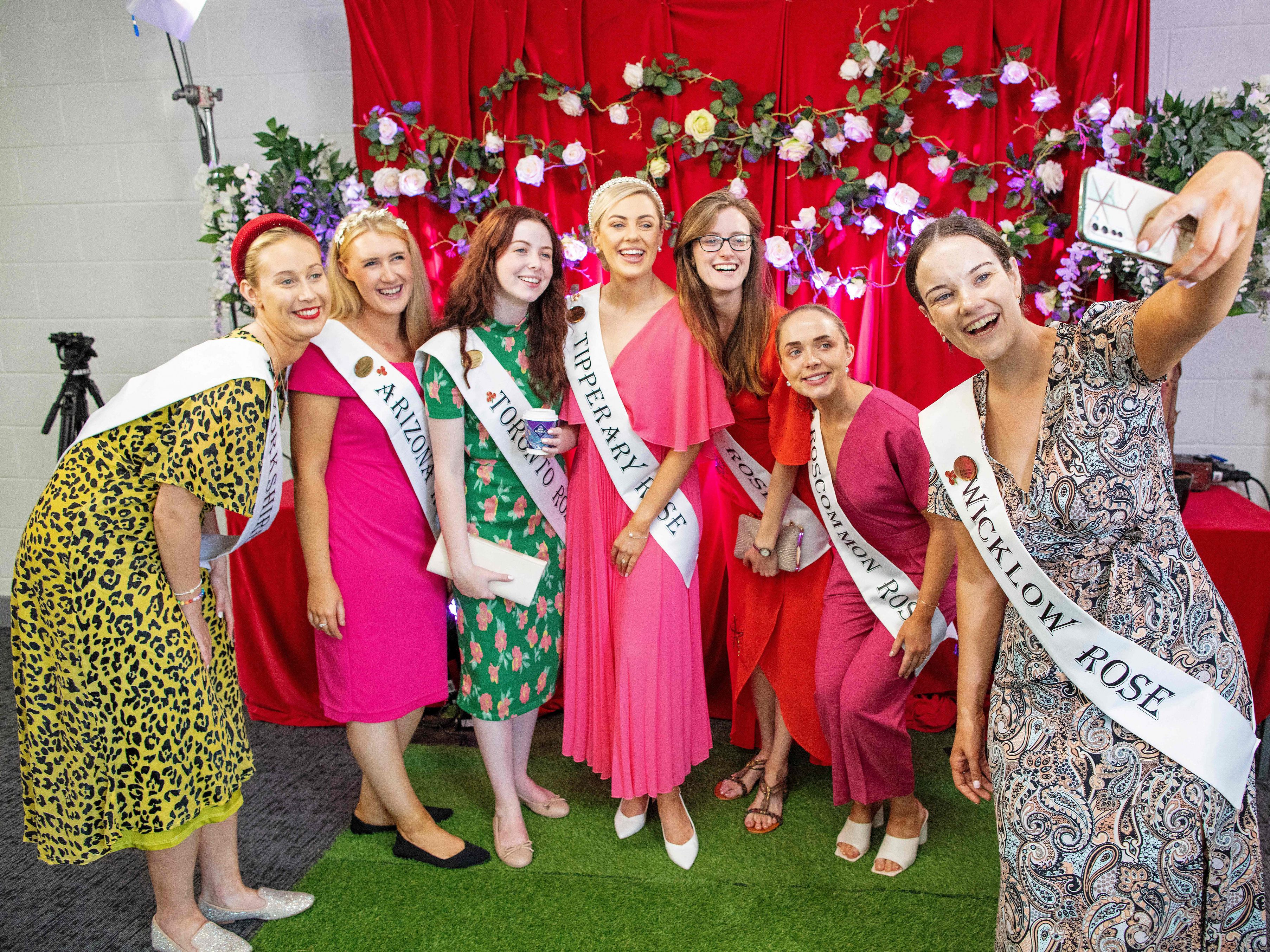 Viele traumhafte Kandidatinnen, doch nur eine kann den Titel der "Rose of Tralee" tragen. Viele traumhafte Kandidatinnen, doch nur eine kann den Titel der "Rose of Tralee" tragen.