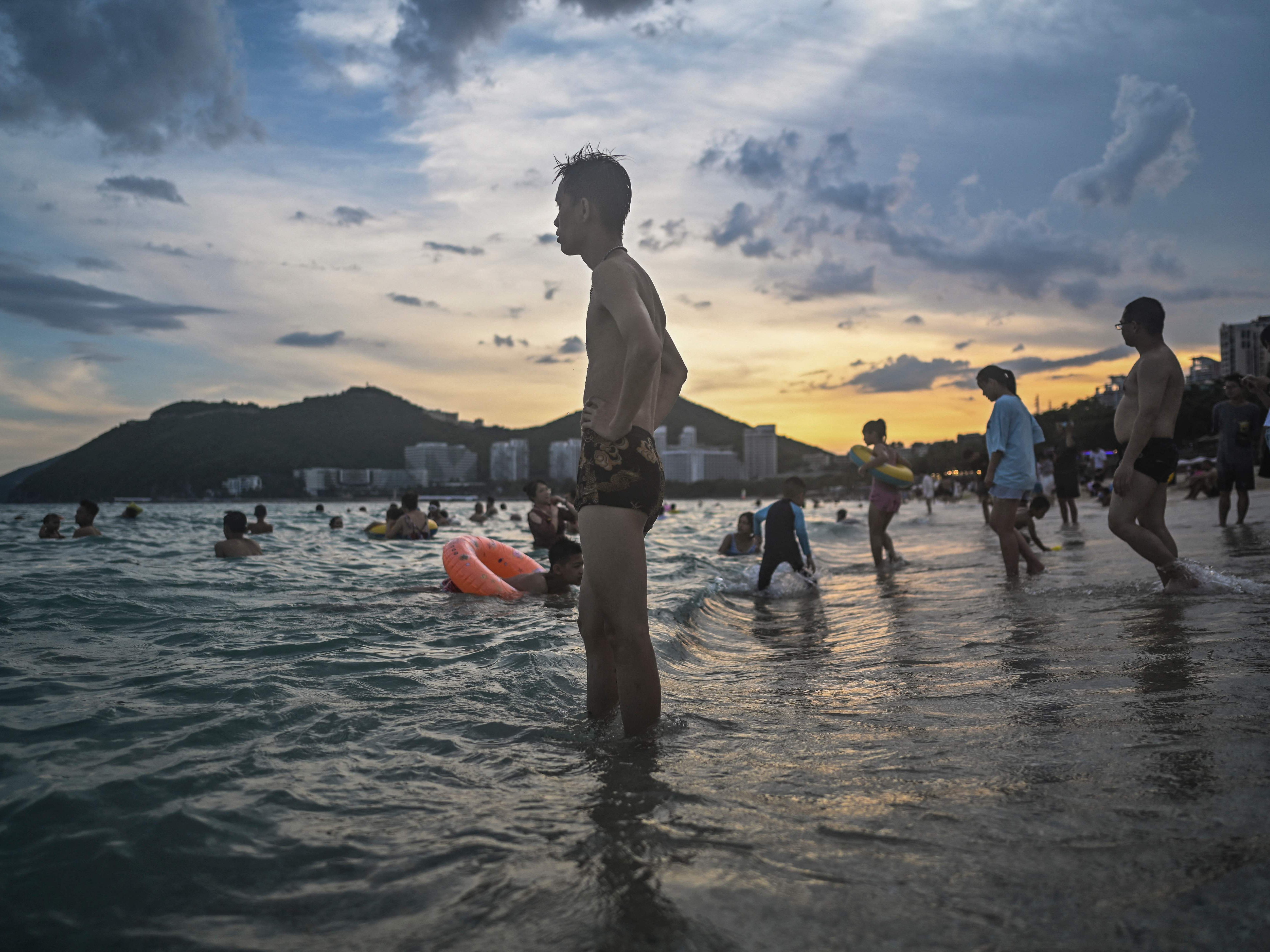 Nach Ausbruch in "Hawaii Chinas" sitzen 80.000 Urlauber fest. Nach Ausbruch in "Hawaii Chinas" sitzen 80.000 Urlauber fest.