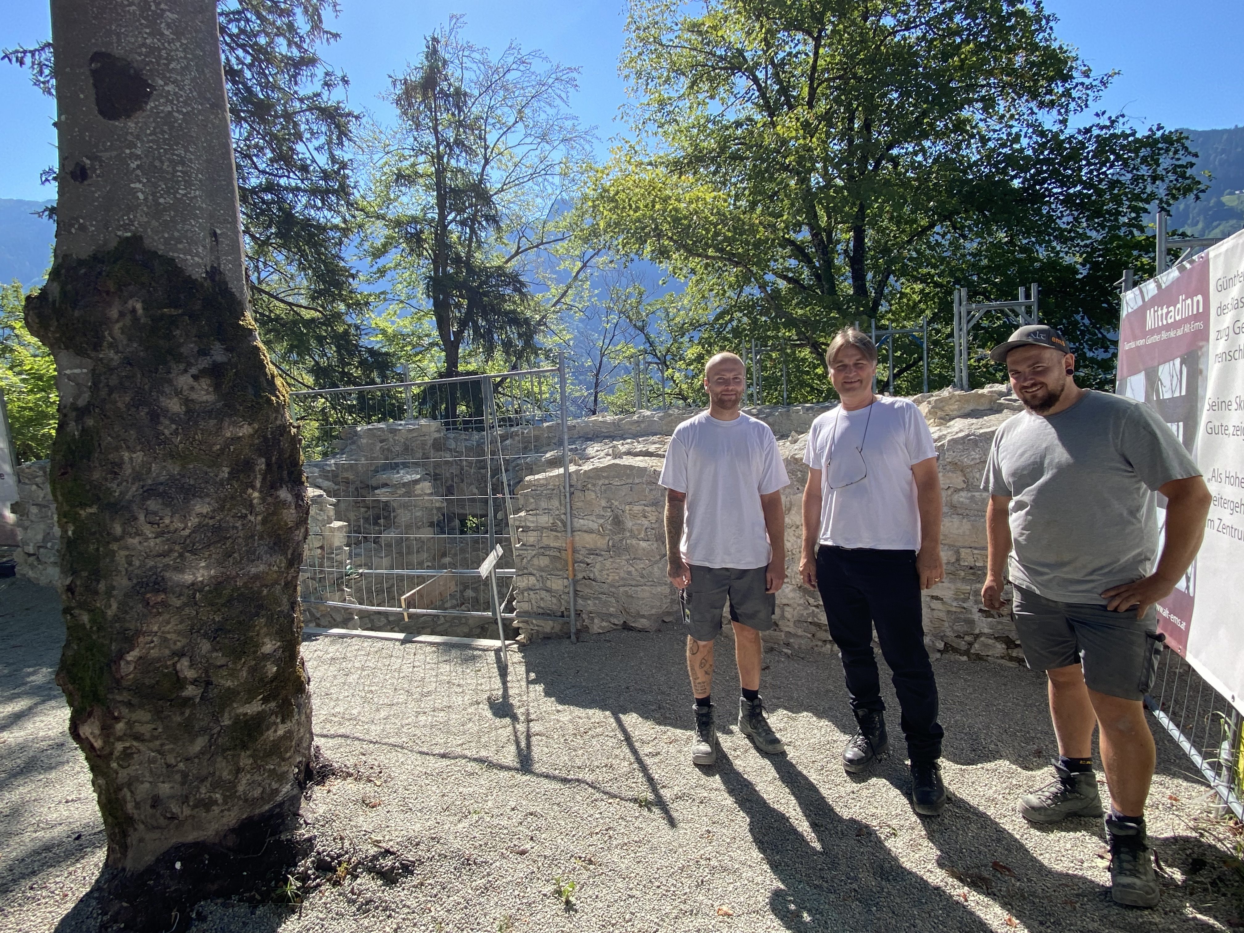 Die Burgsanierer Tim Sulzbacher und Erik Winkler mit Burgbaumeister Raimund Rhomberg (mitte) vor dem fertig sanierten Gefängnisturm. Die Burgsanierer Tim Sulzbacher und Erik Winkler mit Burgbaumeister Raimund Rhomberg (mitte) vor dem fertig sanierten Gefängnisturm.