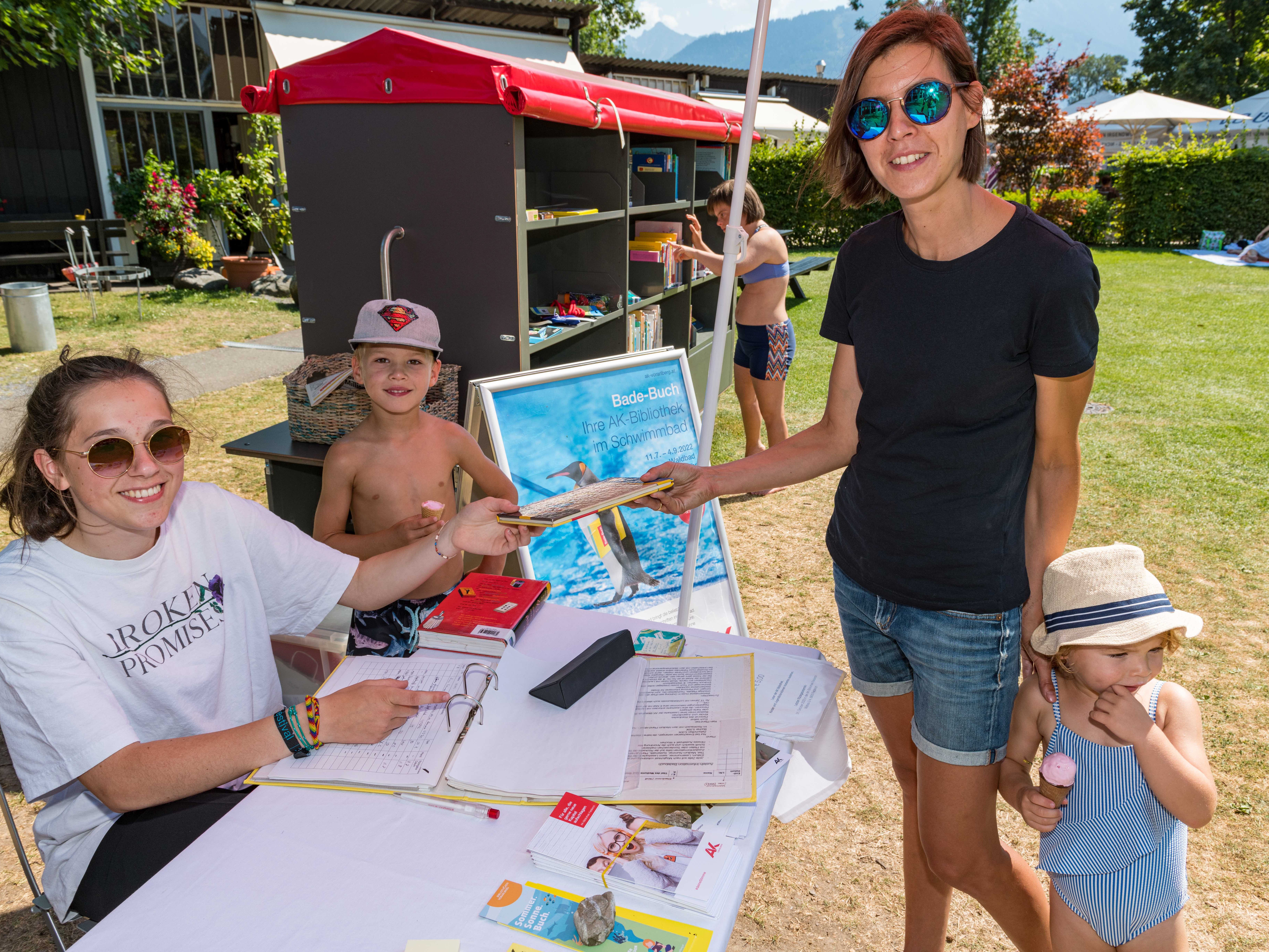 „AK-Bade-Buch“ garantiert täglich sommerlichen Lesespaß im Waldbad Feldkirch und im Val Blu. „AK-Bade-Buch“ garantiert täglich sommerlichen Lesespaß im Waldbad Feldkirch und im Val Blu.
