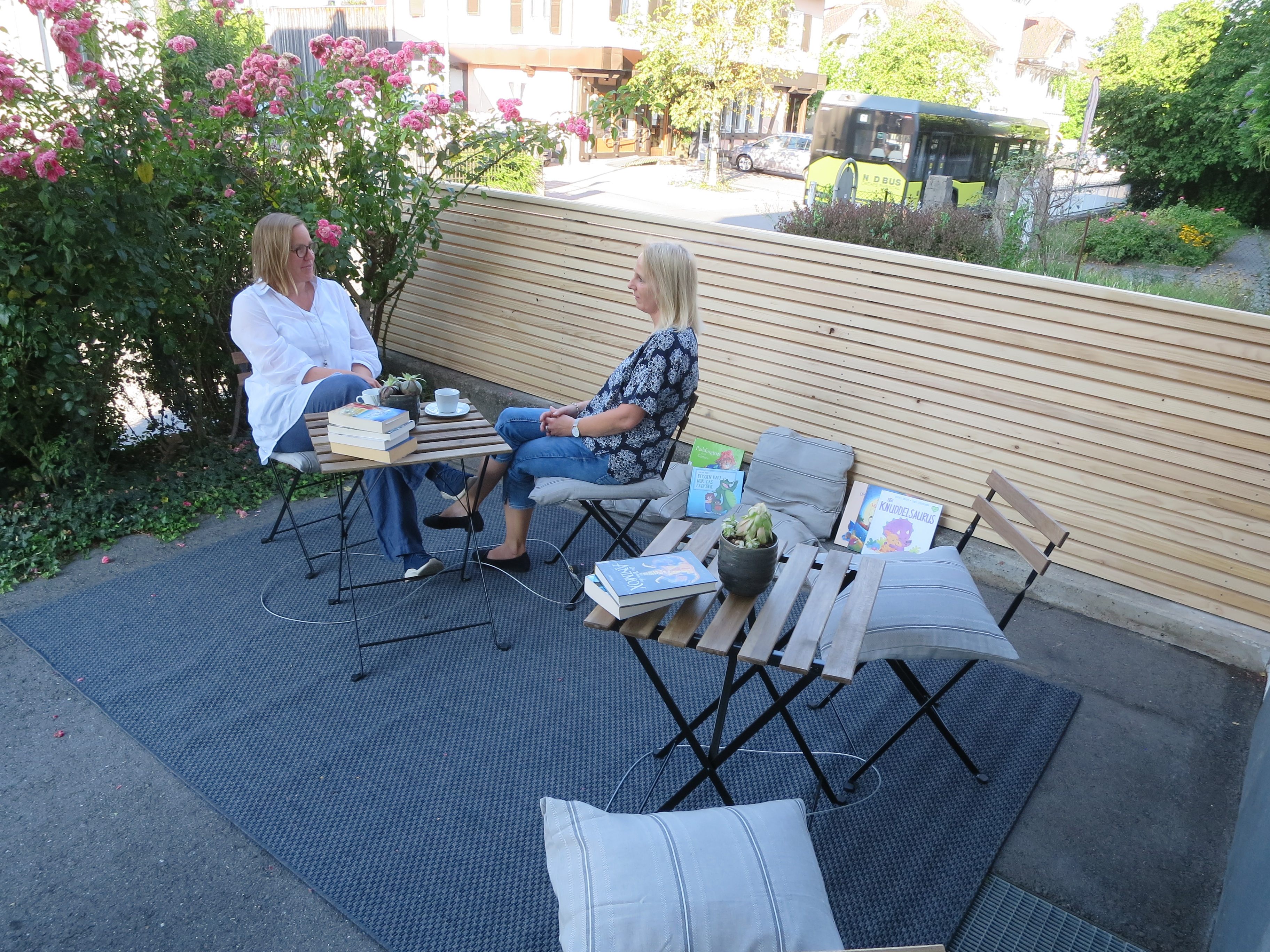 Bibliotheksmitarbeiterin Elke Moosbrugger mit ihrer Mitarbeiterin Karin Jochum in der neuen Outdoor-Leseecke. Bibliotheksmitarbeiterin Elke Moosbrugger mit ihrer Mitarbeiterin Karin Jochum in der neuen Outdoor-Leseecke.