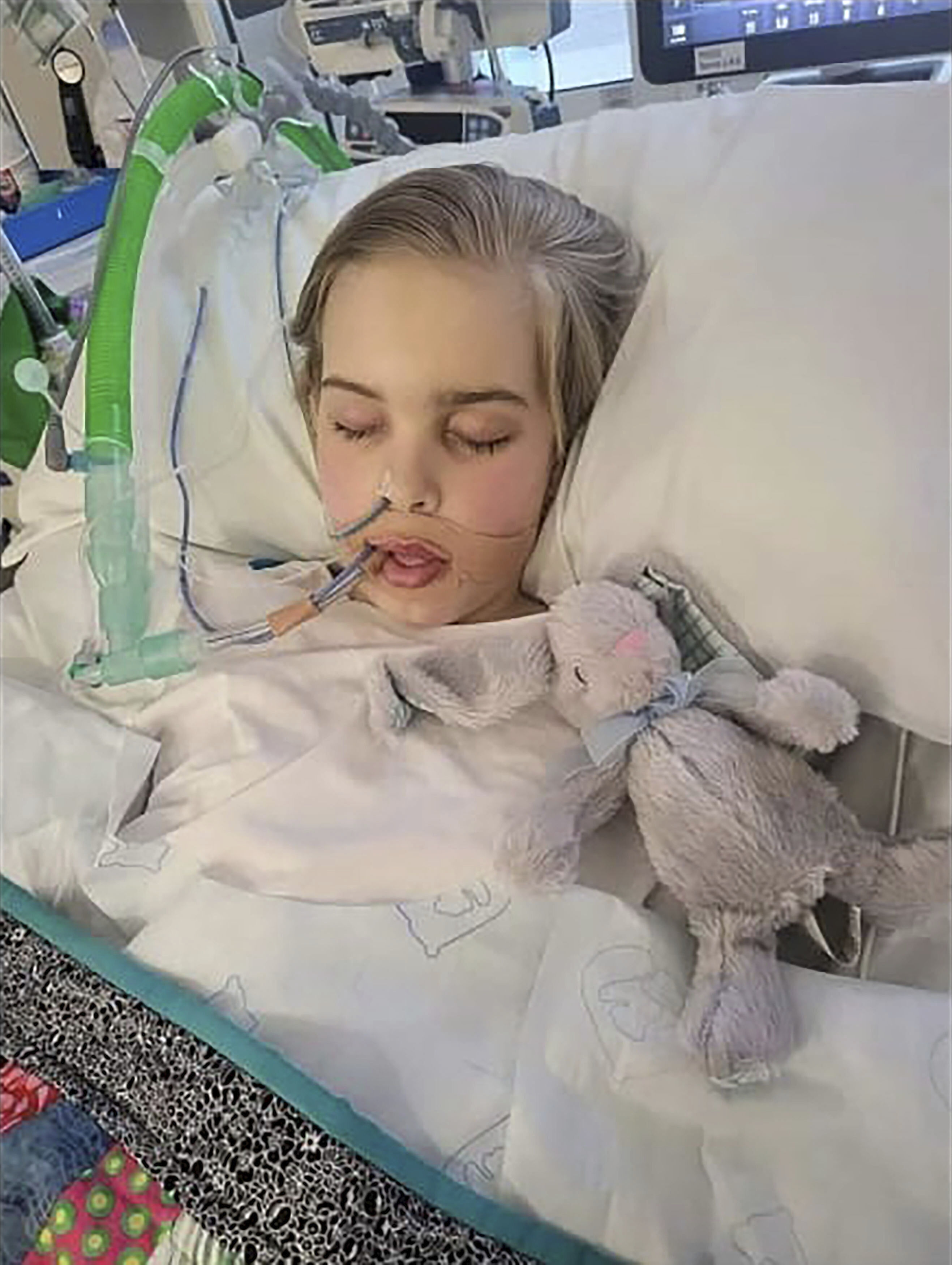Seit einem Unfall im April kämpft der 12-jährige Archie um sein Leben. Lebenserhaltende Maschinen sind derzeit seine einzige Rettung. Doch diese sollen nun aufgrund eines gestern getroffenen Beschlusses abgestellt werden. Seit einem Unfall im April kämpft der 12-jährige Archie um sein Leben. Lebenserhaltende Maschinen sind derzeit seine einzige Rettung. Doch diese sollen nun aufgrund eines gestern getroffenen Beschlusses abgestellt werden.