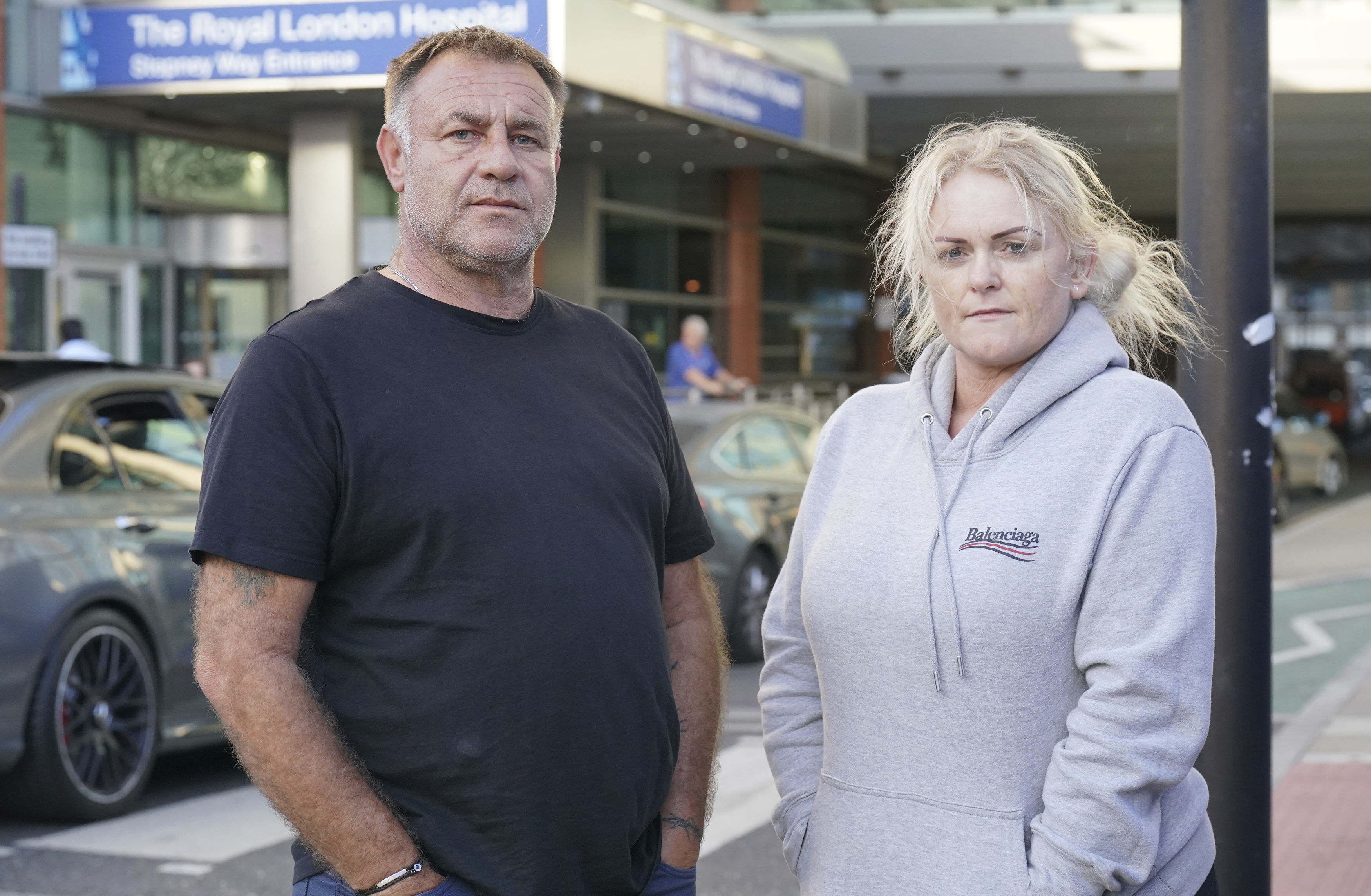 Paul Battersbee und Hollie Dance, haben in allen juristischen Instanzen versucht, die Abschaltung der lebenserhaltenden Maschinen ihres Sohnes zu verhindern. Paul Battersbee und Hollie Dance, haben in allen juristischen Instanzen versucht, die Abschaltung der lebenserhaltenden Maschinen ihres Sohnes zu verhindern.