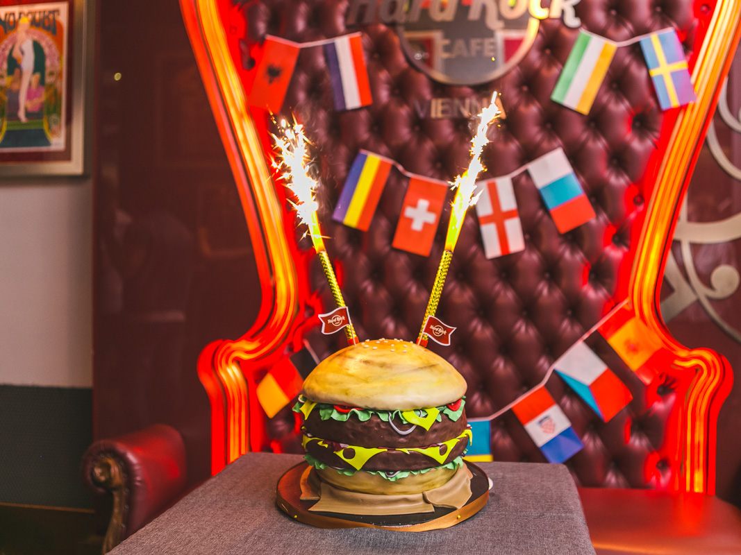 Geburtstagsspecials im Hard Rock Cafe Vienna. Geburtstagsspecials im Hard Rock Cafe Vienna.