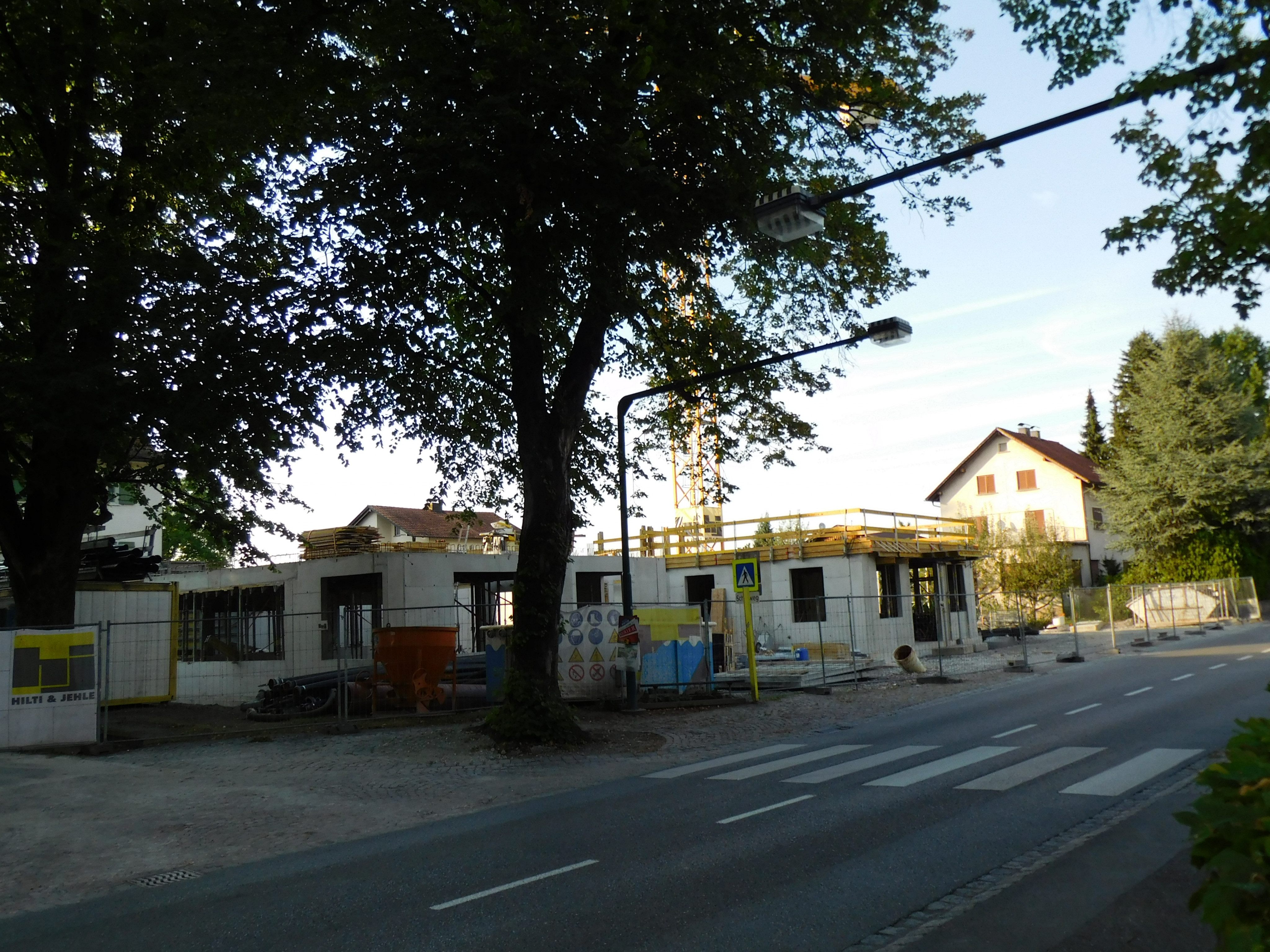 Beim Projekt Betreubares Wohnen sind bereits die ersten Außendwände der neuen Baukörper sichtbar