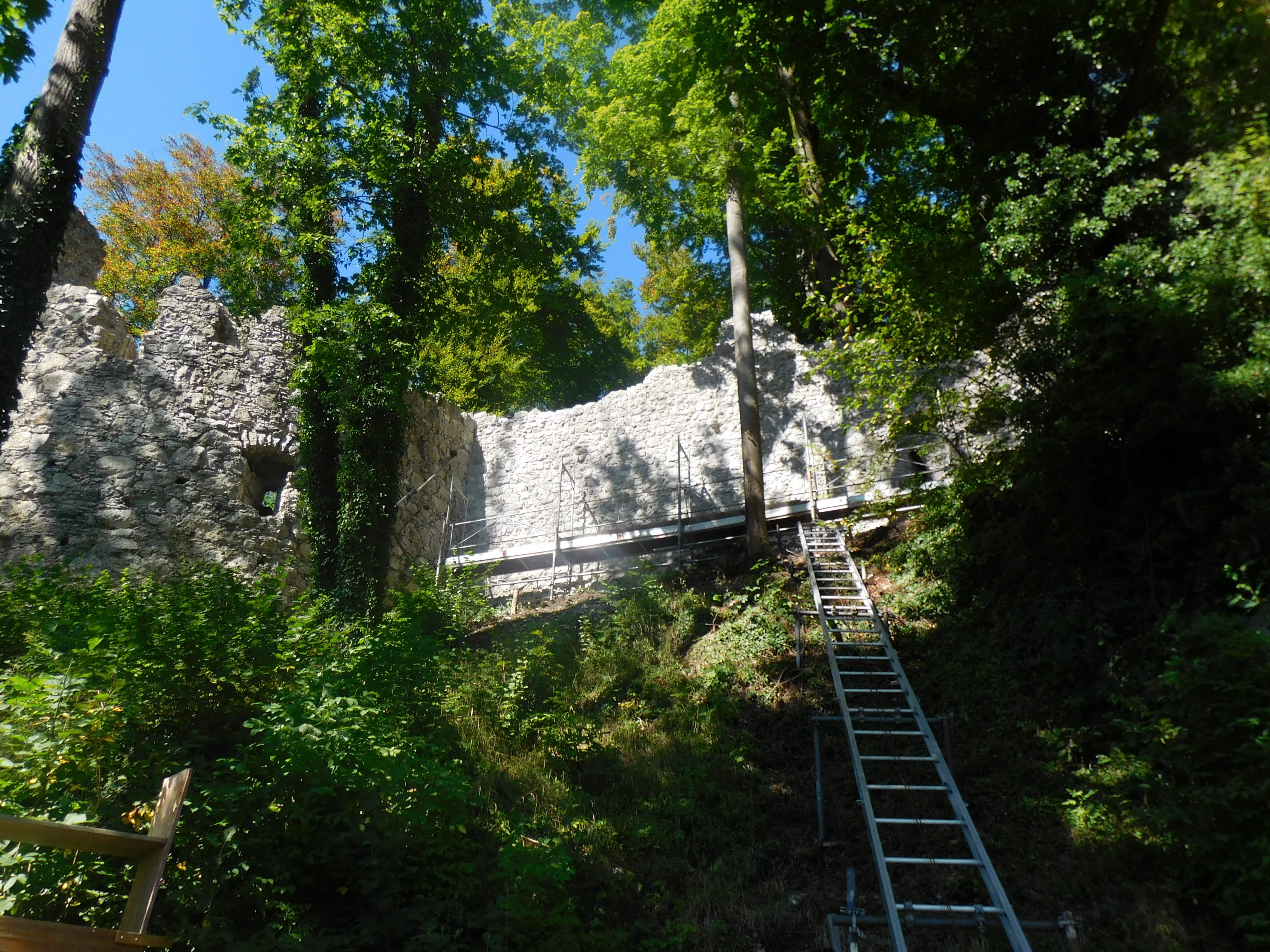 Auf der Ruine Neuburg konnte wieder ein wichtiger Teil vor dem Verfall gerettet werden