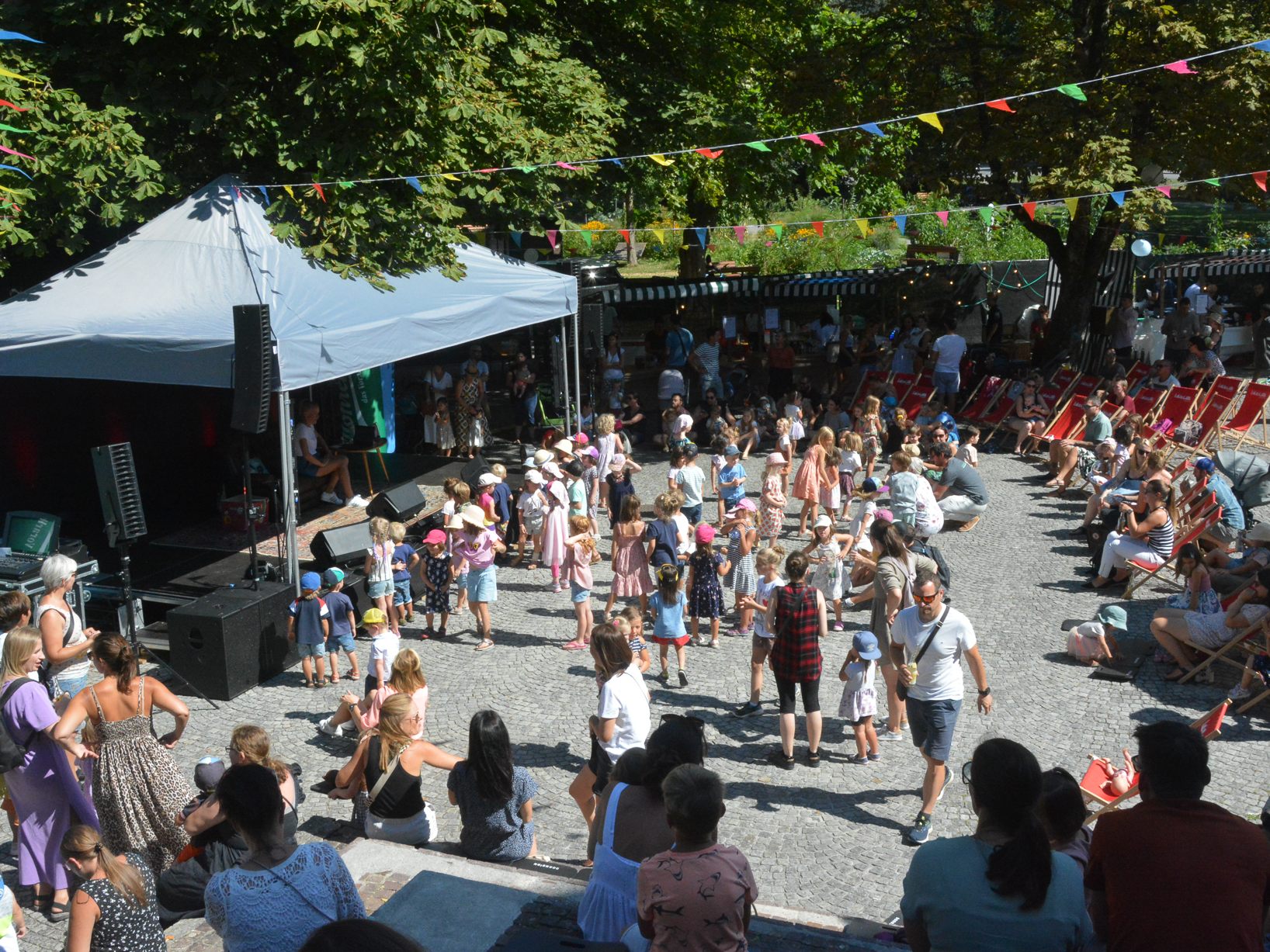 Bereits zum dritten Mal begeisterte der "Sommer im Park" die kleinen und großen Gäste mit ihrem bunt gemischten Programm. Bereits zum dritten Mal begeisterte der "Sommer im Park" die kleinen und großen Gäste mit ihrem bunt gemischten Programm.