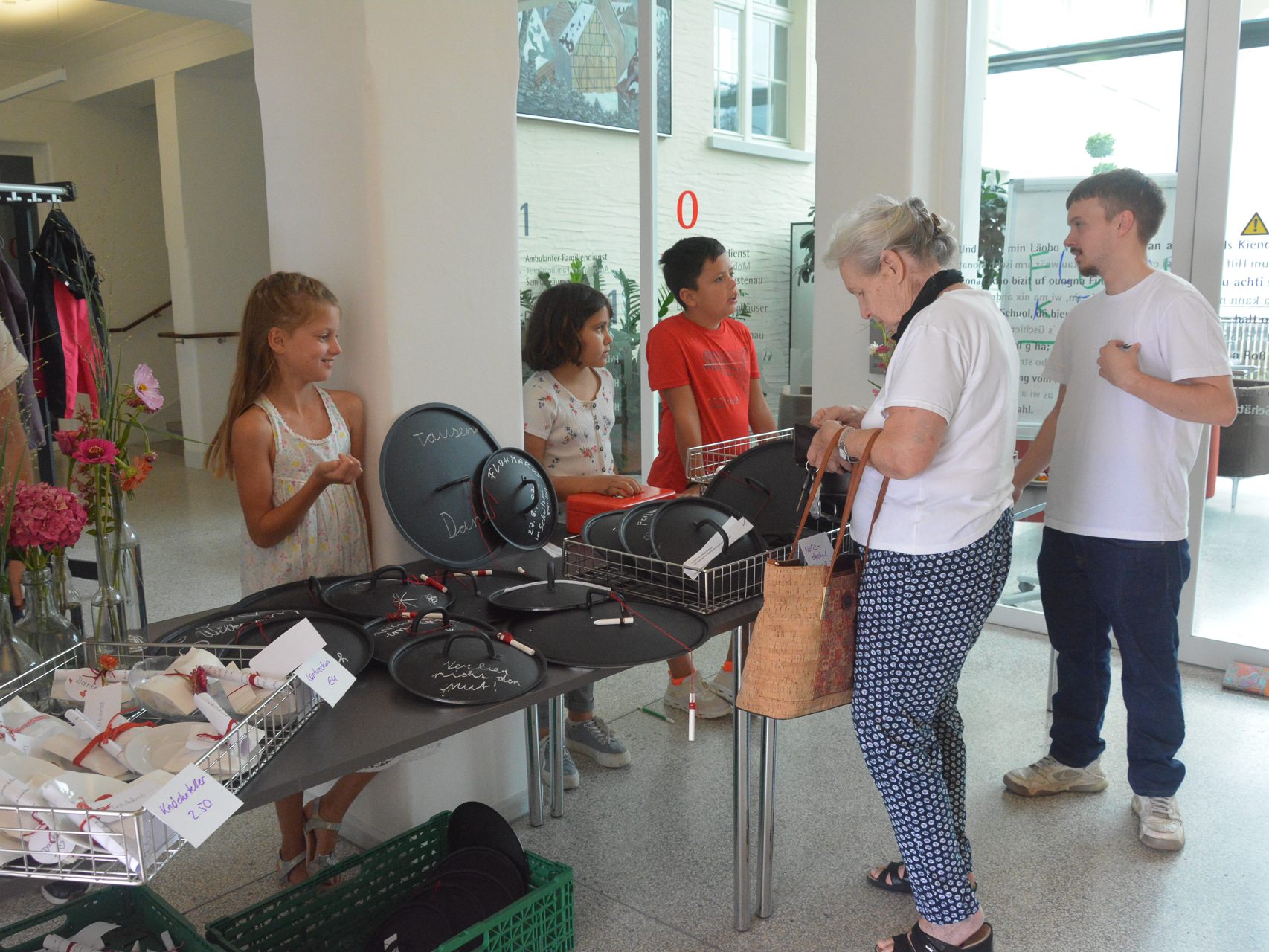 Kinder und Jugendliche verkauften nicht mehr gebrauchtes Geschirr vom Seniorenhaus Schützengarten. Kinder und Jugendliche verkauften nicht mehr gebrauchtes Geschirr vom Seniorenhaus Schützengarten.