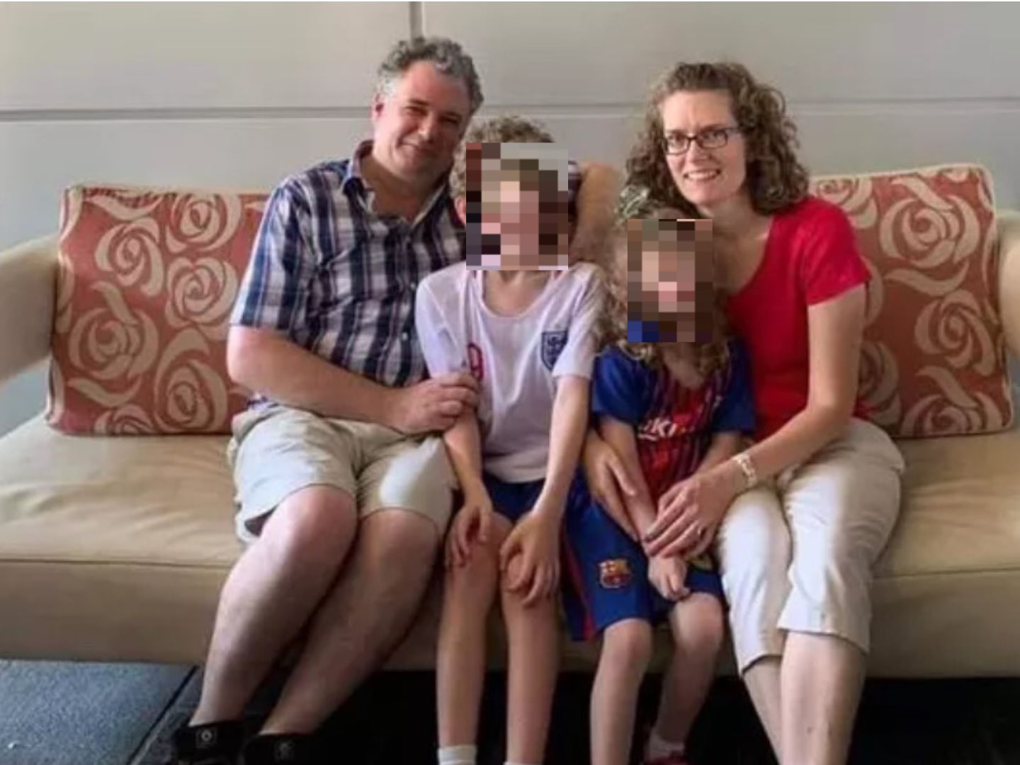 Simon und Helen Rhodes mit ihren Kindern. Simon und Helen Rhodes mit ihren Kindern.