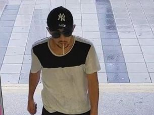Dieser Mann wird von der Polizei gesucht, da er in einem Drogeriegeschäft in Wiener Neustadt Parfüm gestohlen haben soll. Dieser Mann wird von der Polizei gesucht, da er in einem Drogeriegeschäft in Wiener Neustadt Parfüm gestohlen haben soll.