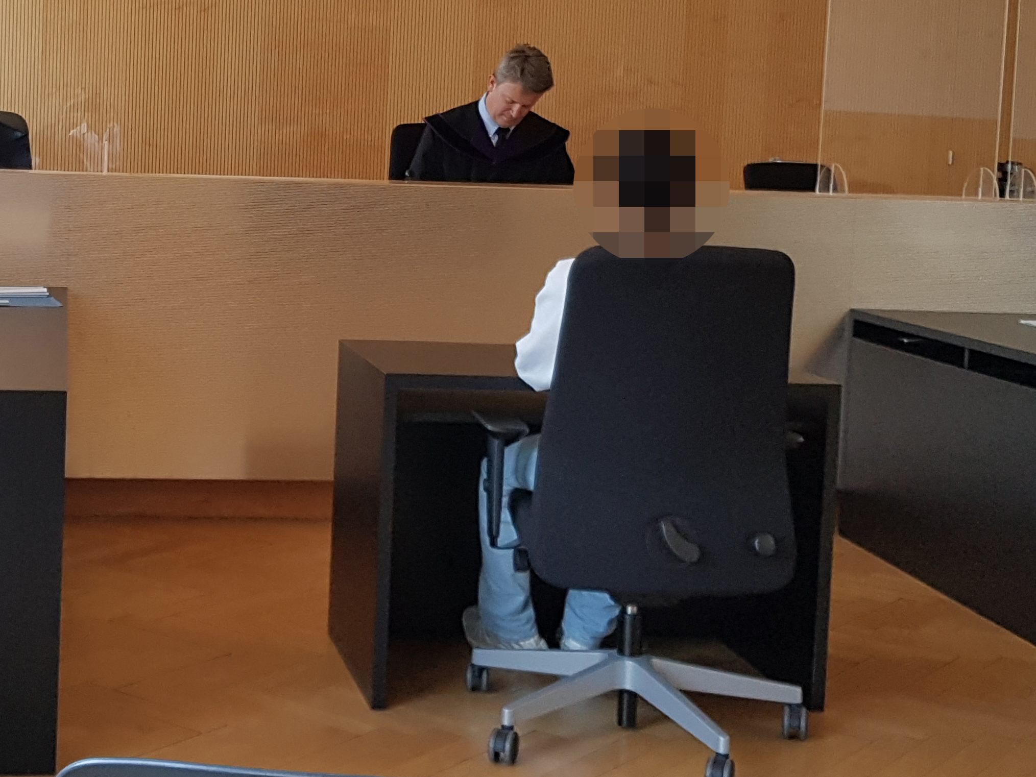 Der 15-Jährige wollte die gestohlenen Schuhe im Internet verkaufen. Der 15-Jährige wollte die gestohlenen Schuhe im Internet verkaufen.
