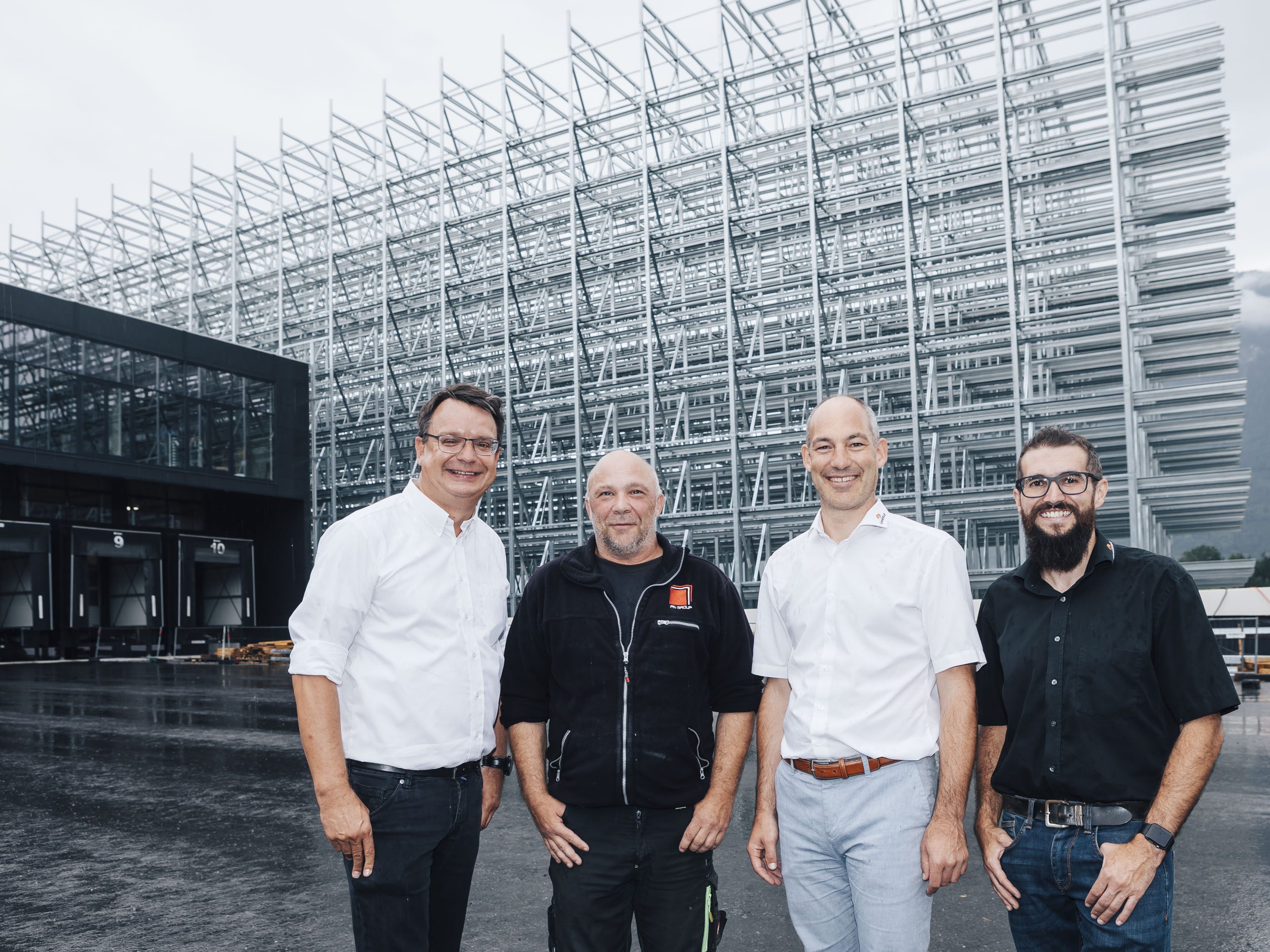 Das Walgauer Familienunternehmen Hämmerle Kaffee investiert rund 10 Millionen Euro in die Betriebserweiterung mit Logistik-Center und vollautomatisiertem Hochregallager. Das Unternehmen bedankte sich beim Richtfest bei den Beteiligten. Im Bild (v. l. n. r.): Philipp Tomaselli (Geschäftsführer Tomaselli Gabriel Bau), Alexander Blümm (Bauleitung Stahlbau PM-Group), Markus Hämmerle (Geschäftsführer Hämmerle Kaffee) und Dominik Kapeller (Logistik- und Projektmanagement Hämmerle Kaffee).