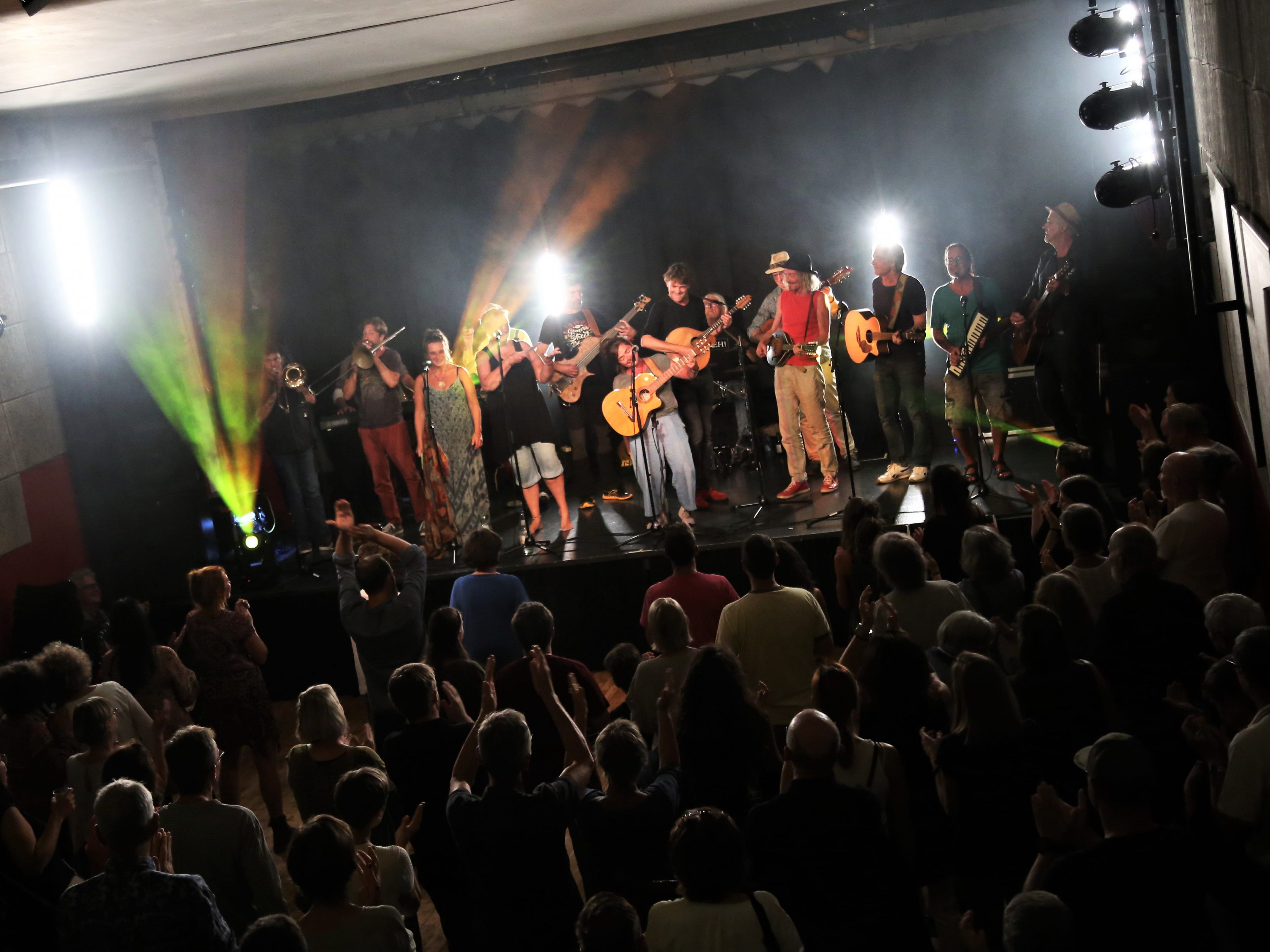 Die Gäste applaudierten bei den Hits von "Gomera Street Band".