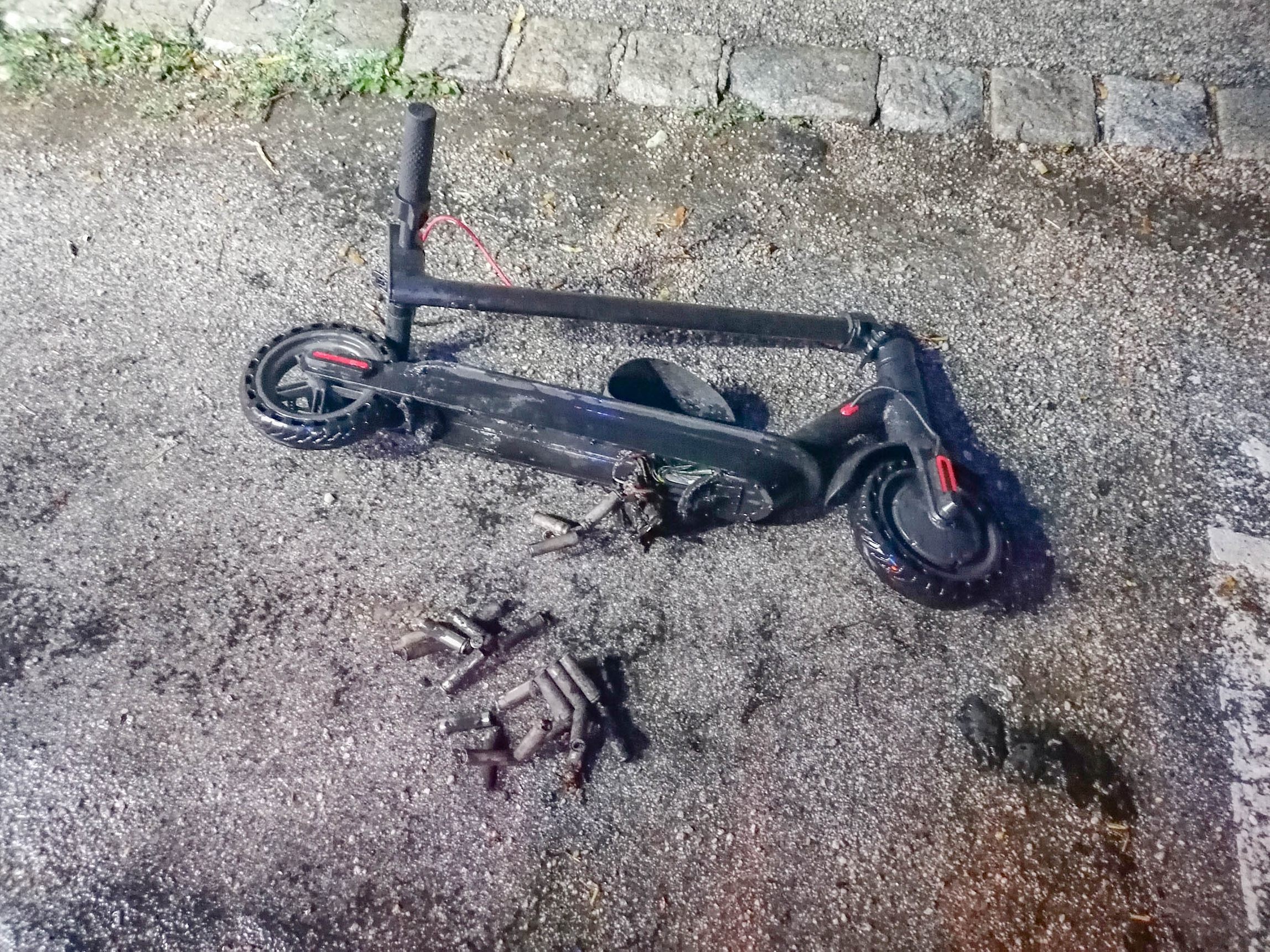In Wiener Neustadt begann ein E-Scooter beim Laden zu brennen.