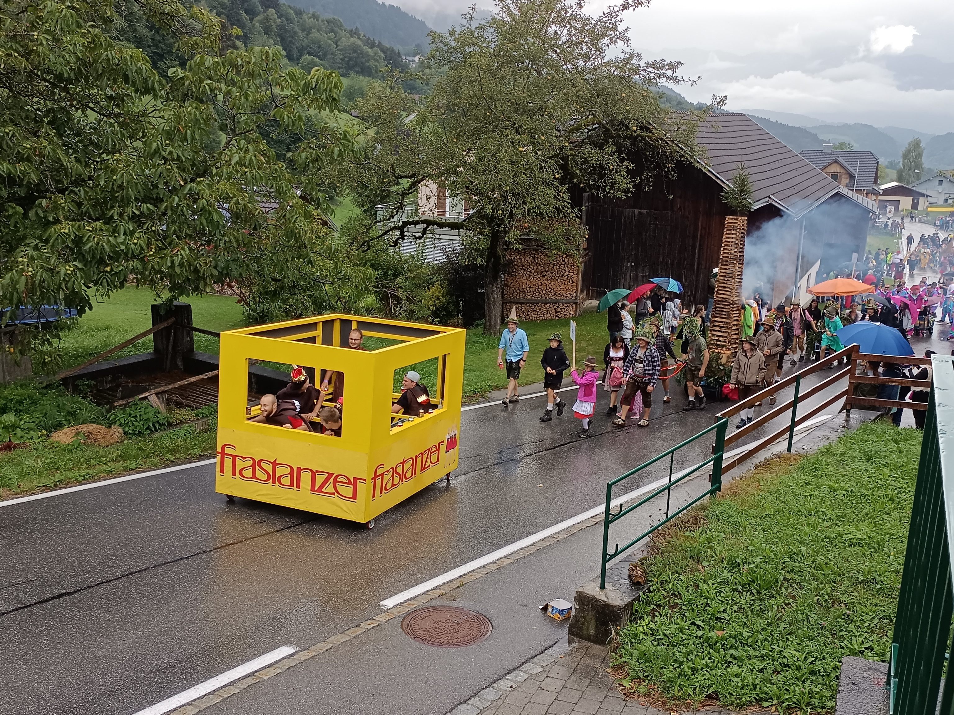Bier und Regen flossen zeitweise in Strömen beim Umzug von Carnival in the Mountains 3.0 durch Gampelün.