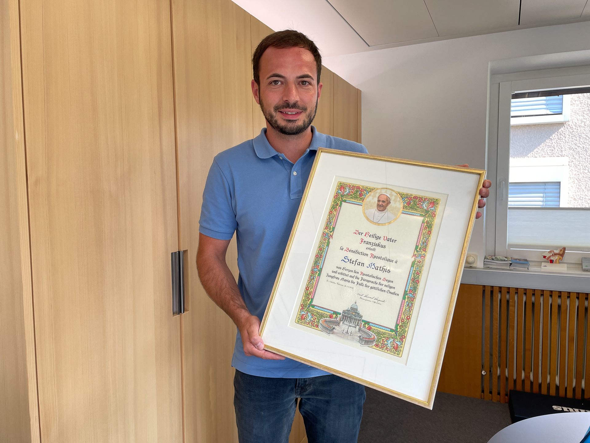 Hörakustikmeister Stefan Mathis erhielt den apostolische Segen für seine Arbeit an einem vatikanischen Geistlichen. Hörakustikmeister Stefan Mathis erhielt den apostolische Segen für seine Arbeit an einem vatikanischen Geistlichen.