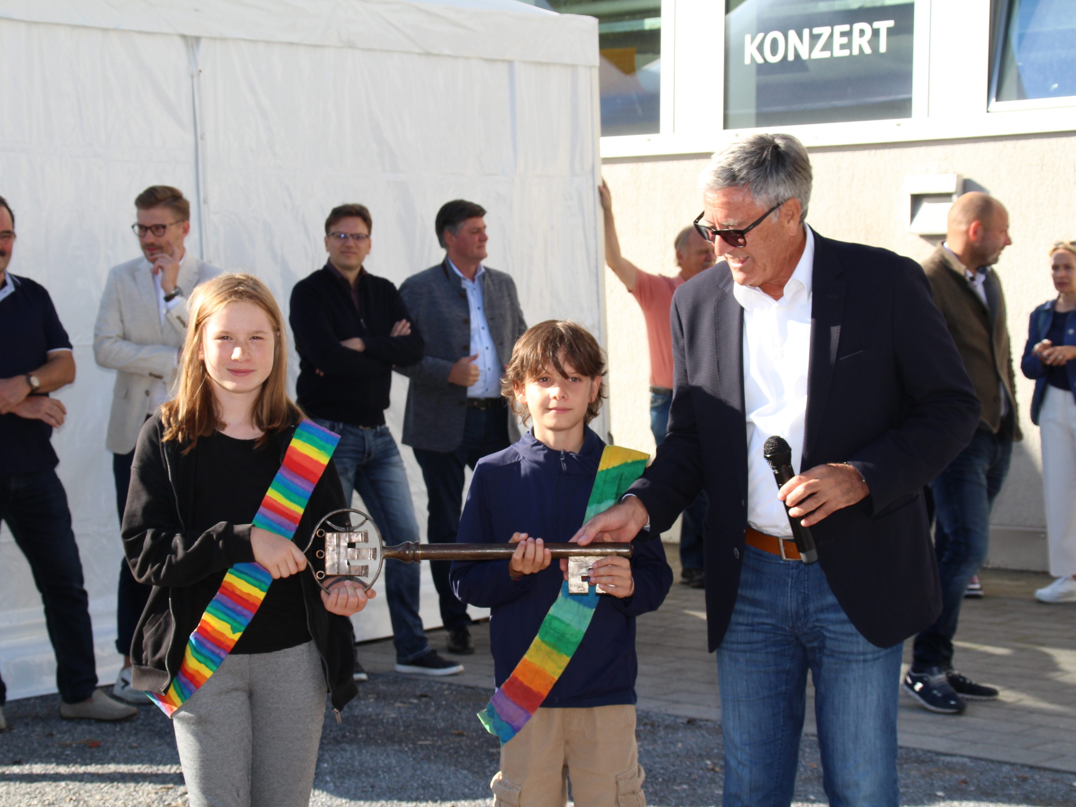 Feierliche Übergabe eines Rathausschlüssels an Vertreter der Kinderstadt.