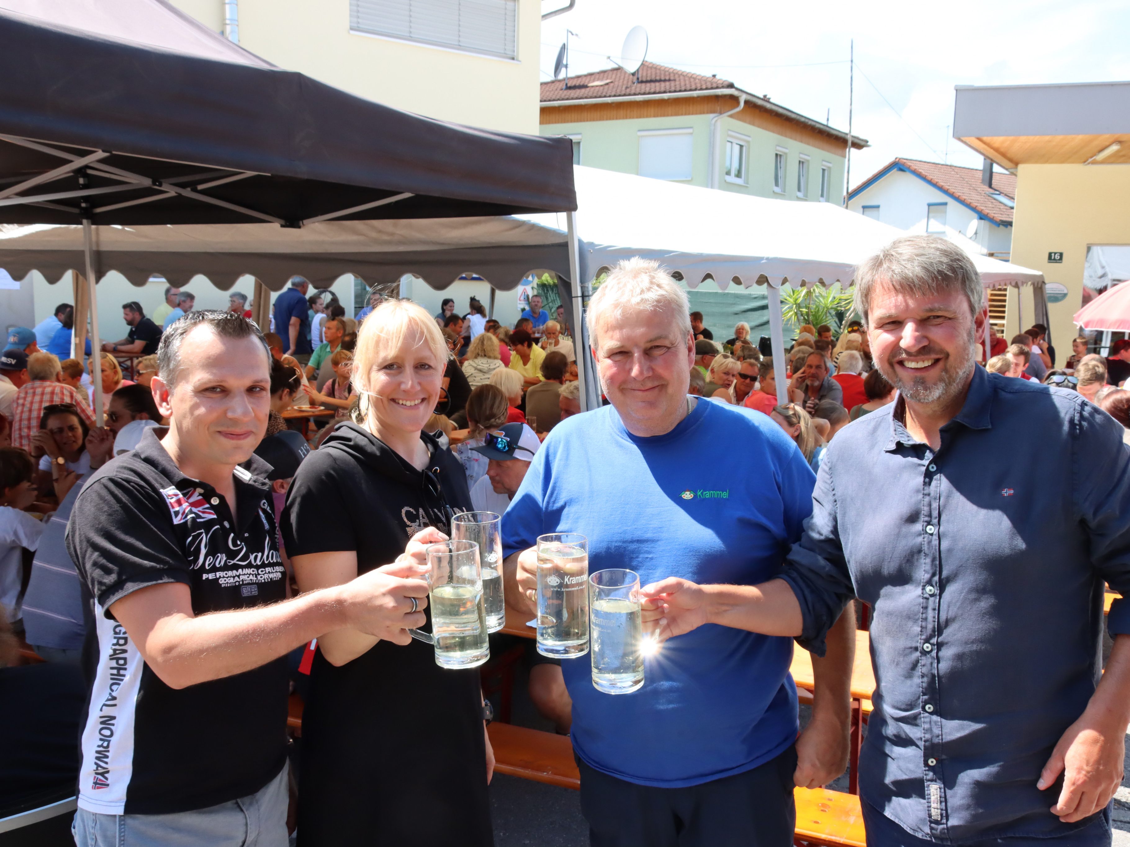 Mostfachmann Andreas Krammel mit Bürgermeister Kurt Fischer und Geschäftsführer Peter Jäger mit Sonja (Nubit). Mostfachmann Andreas Krammel mit Bürgermeister Kurt Fischer und Geschäftsführer Peter Jäger mit Sonja (Nubit).
