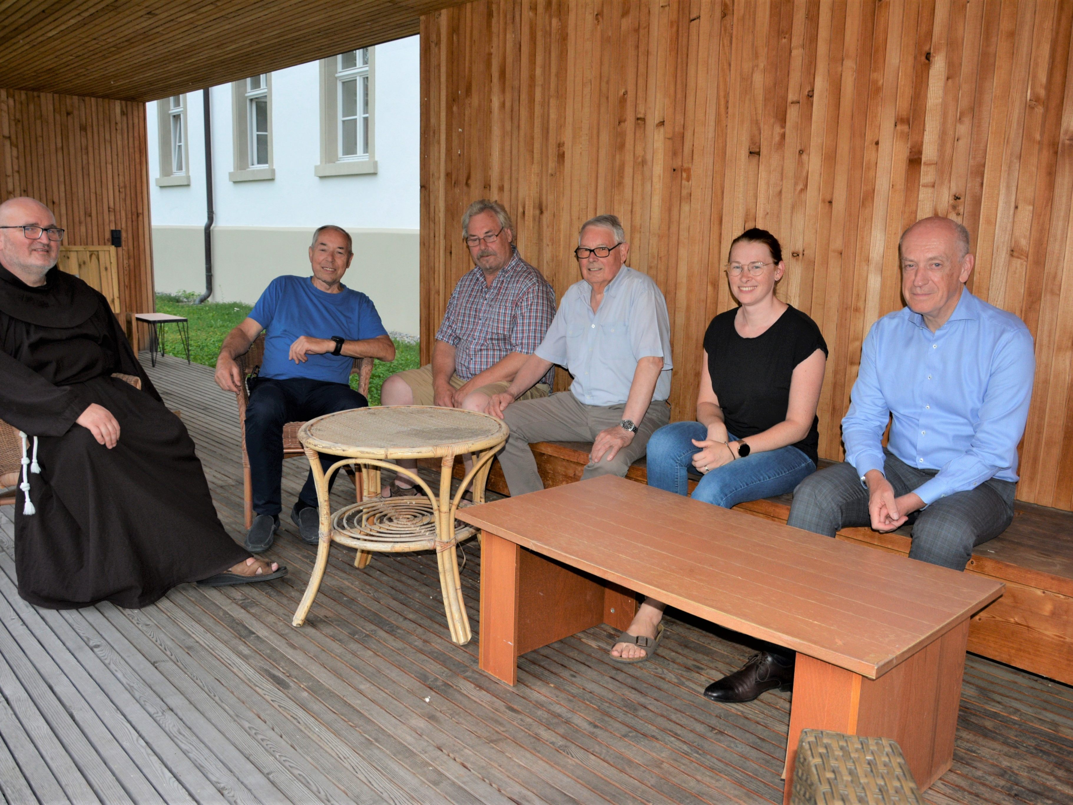 Zusammenkunft im Klostergarten: V. li.: Pater Natalis, Hans Gasser, Peter Rosenzopf, Elmar Mayer, Eva Cerv und Dr. Robert Schneider. Zusammenkunft im Klostergarten: V. li.: Pater Natalis, Hans Gasser, Peter Rosenzopf, Elmar Mayer, Eva Cerv und Dr. Robert Schneider.