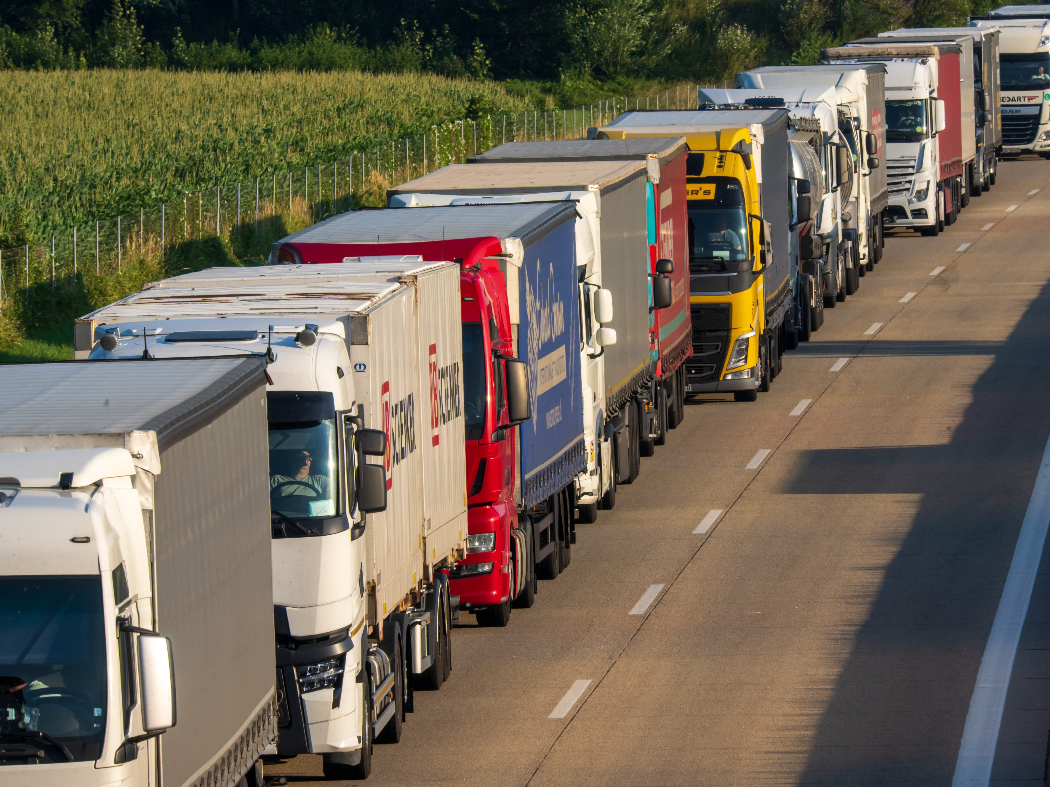 Wenn jeder zehnte Schwerlastwagen in den USA autonom fahren würde, ließen sich 25 Milliarden US-Dollar (24,4 Mrd. Euro) jährlich sparen.