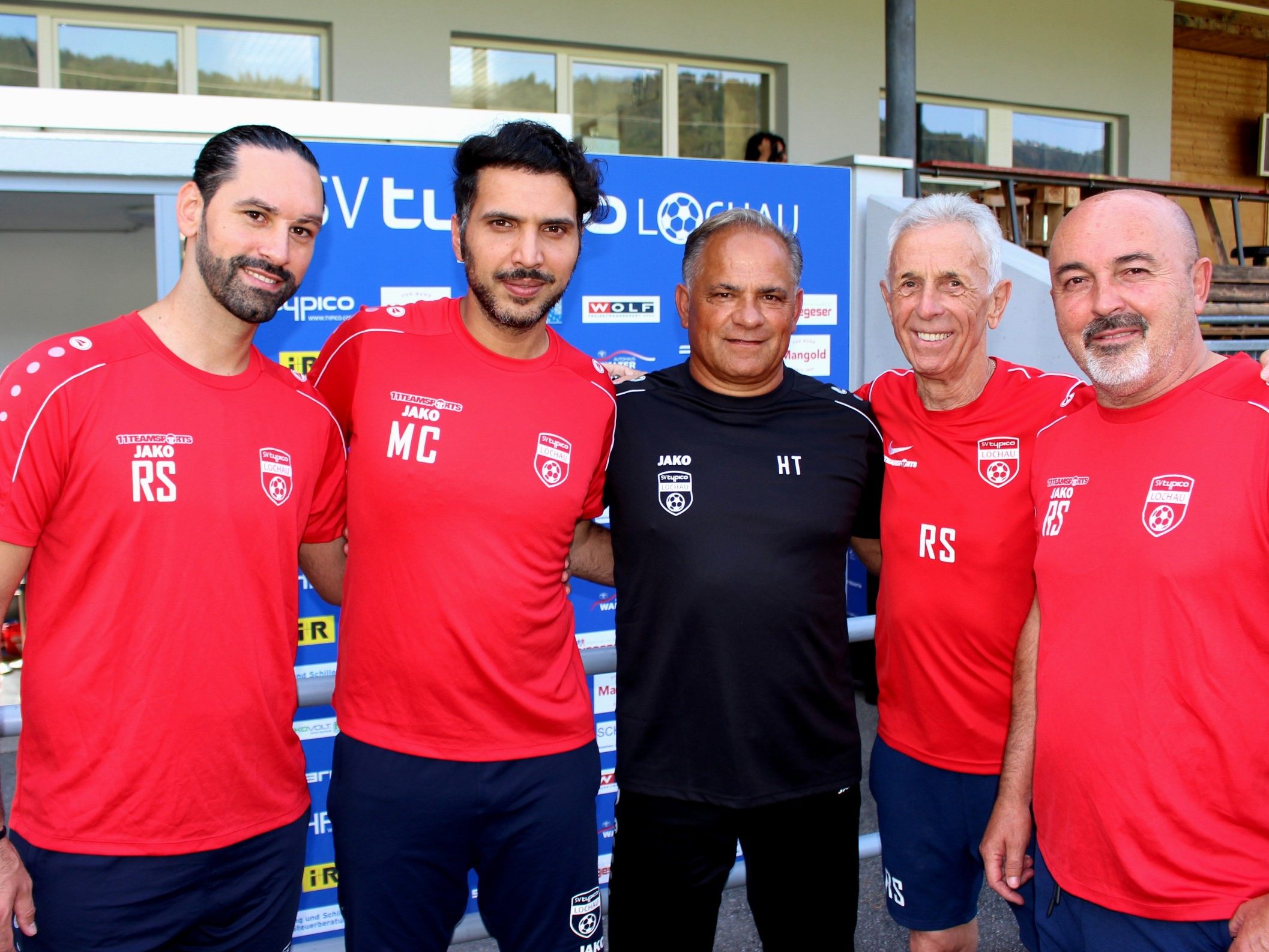 Das bewährte Trainer- und Betreuerteam des SV typico Lochau: Rifat Sen (TR), Murat Coskun (CO), Hanno Trotter (TWT), Roland Schlattinger (BT) und Gerhard Großgasteiger (PH) Das bewährte Trainer- und Betreuerteam des SV typico Lochau: Rifat Sen (TR), Murat Coskun (CO), Hanno Trotter (TWT), Roland Schlattinger (BT) und Gerhard Großgasteiger (PH)