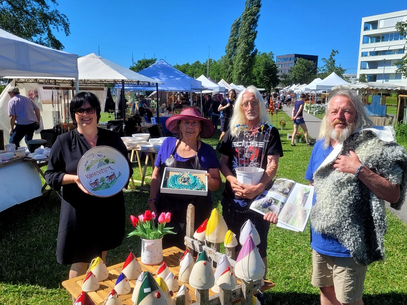 Zusammen mit langjährigen Marktständlern freut sich Bettina Güttinger (links im Bild) von der Töpferei B. Güttinger aus Isny auf den „Kunstmarkt im Herbst“ im besonderen Ambiente am Lochauer Kaiserstrand. Zusammen mit langjährigen Marktständlern freut sich Bettina Güttinger (links im Bild) von der Töpferei B. Güttinger aus Isny auf den „Kunstmarkt im Herbst“ im besonderen Ambiente am Lochauer Kaiserstrand.