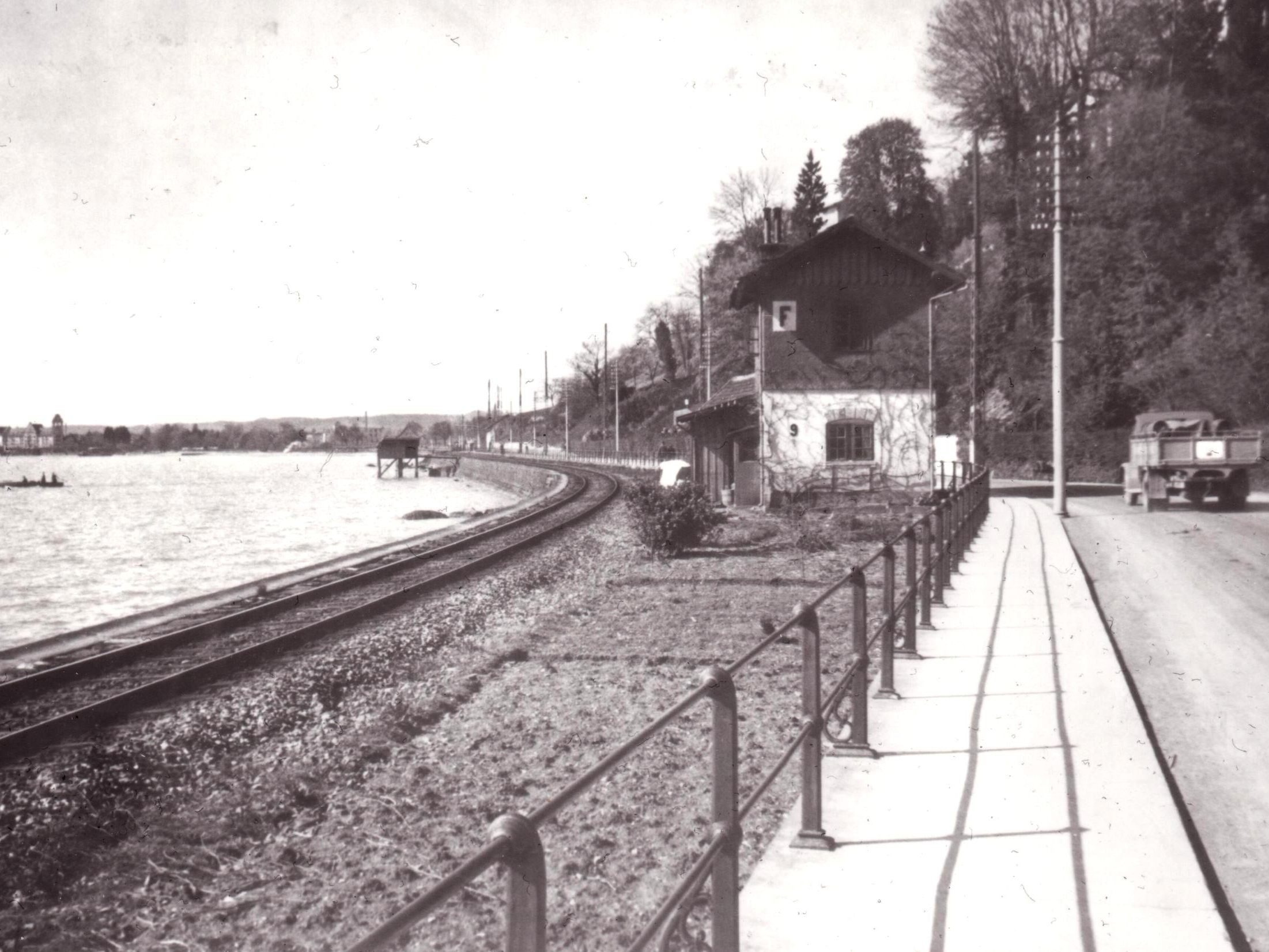 Ein Bild aus den 30er Jahren zeigt uns die Bahntrasse entlang des Bodenseeufers, wie sie im Jahre 1872 angelegt wurde, noch mit dem Bahnwärterhäuschen, das dann im Zuge des Begradigung der heutigen L 190 abgerissen wurde. Ein Bild aus den 30er Jahren zeigt uns die Bahntrasse entlang des Bodenseeufers, wie sie im Jahre 1872 angelegt wurde, noch mit dem Bahnwärterhäuschen, das dann im Zuge des Begradigung der heutigen L 190 abgerissen wurde.