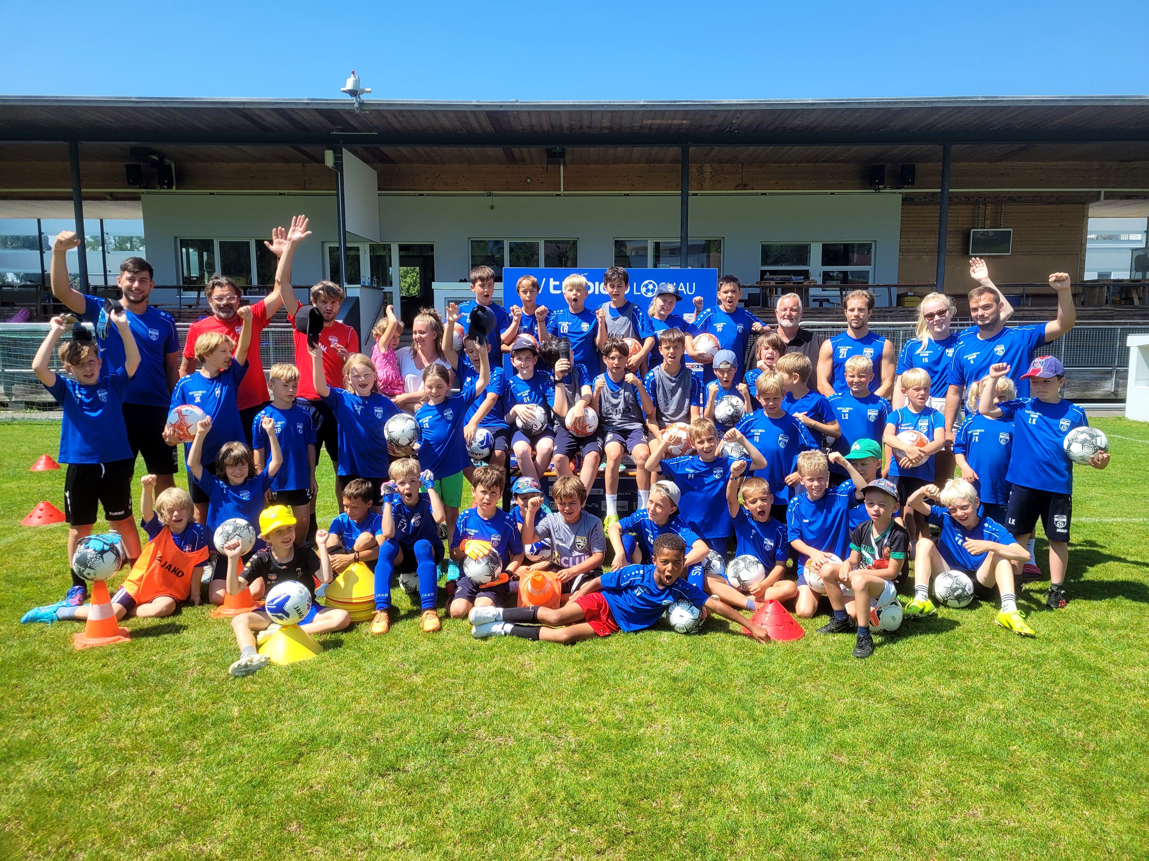 Über 40 Buben und Mädchen von sechs bis 14 Jahren waren in diesem Jahr beim „spark7 Fußball Nachwuchs Camp“ des SV typico Lochau im Stadion Hoferfeld mit viel Begeisterung aktiv mit dabei. Über 40 Buben und Mädchen von sechs bis 14 Jahren waren in diesem Jahr beim „spark7 Fußball Nachwuchs Camp“ des SV typico Lochau im Stadion Hoferfeld mit viel Begeisterung aktiv mit dabei.