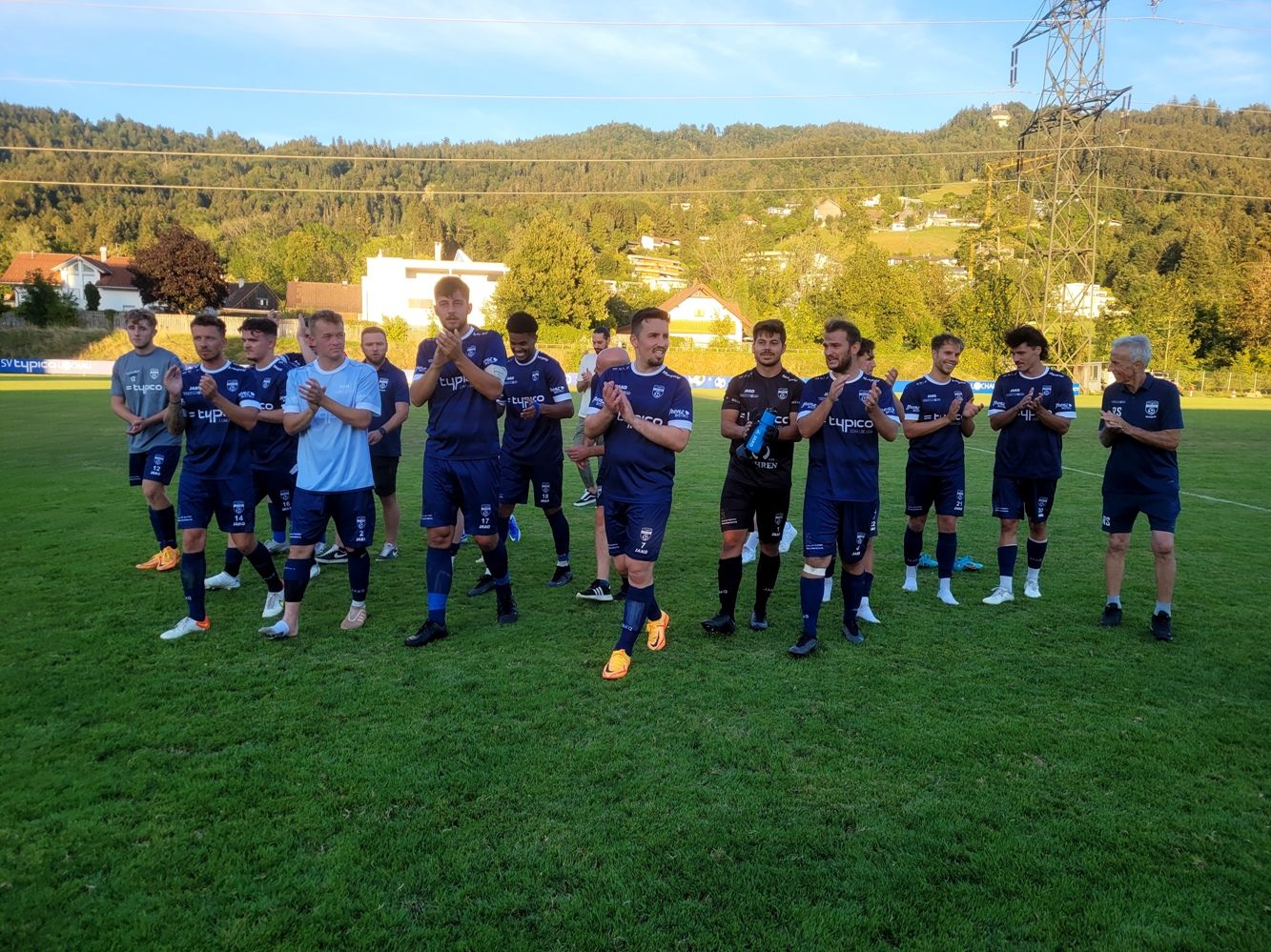 Das Lochauer Team mit Kapitän Fabio Feldkircher freut sich über den ersten Sieg und bedankt sich bei den Fans für die tolle Unterstützung. Das Lochauer Team mit Kapitän Fabio Feldkircher freut sich über den ersten Sieg und bedankt sich bei den Fans für die tolle Unterstützung.