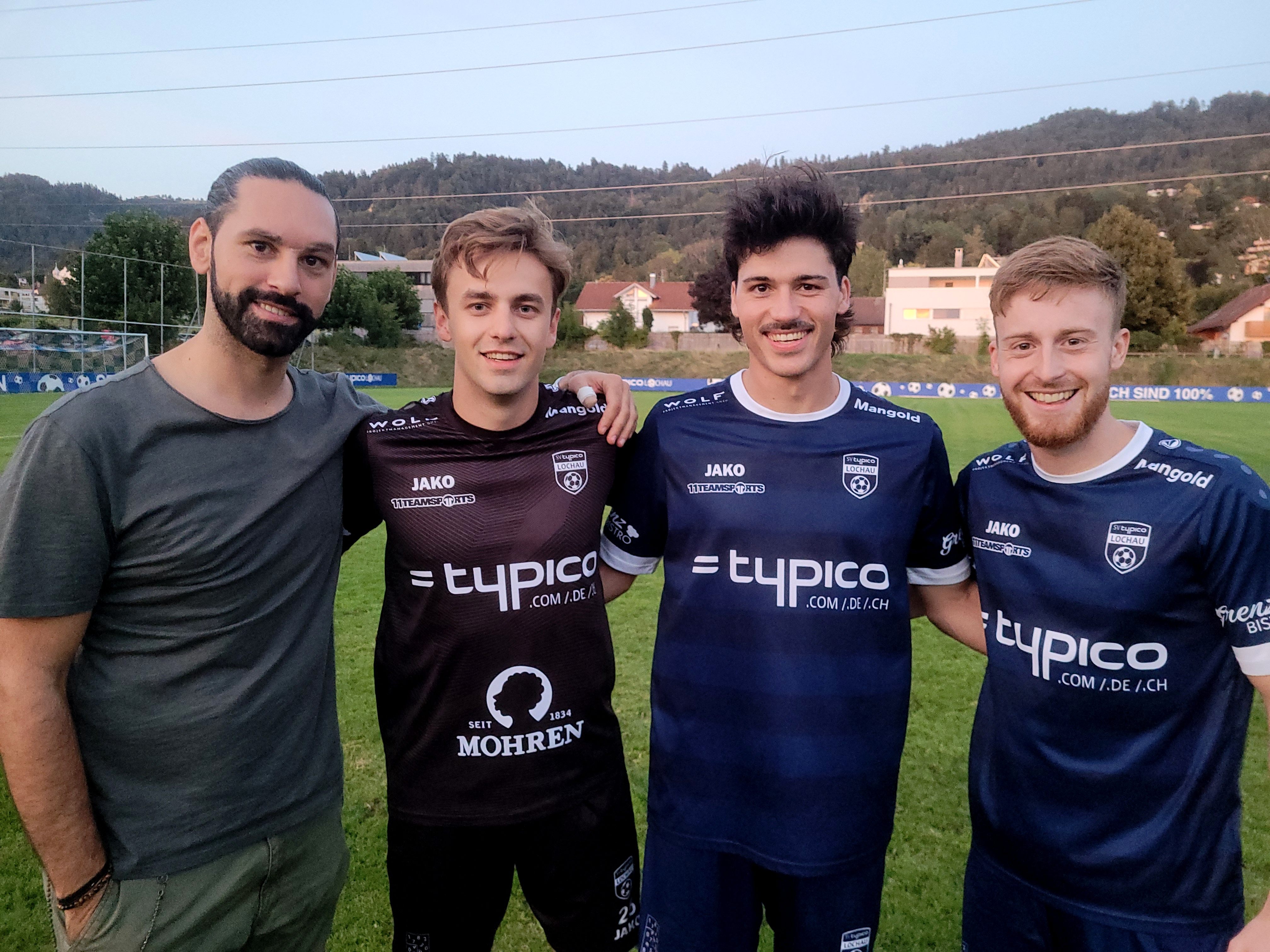 Sie freuten sich über den zweiten Heimsieg in Folge: Trainer Rifat Sen und Tormann Janik Zaworka mit den beiden Torschützen Nicolai Bösch und Patrick Prantl, im Bild von links. Sie freuten sich über den zweiten Heimsieg in Folge: Trainer Rifat Sen und Tormann Janik Zaworka mit den beiden Torschützen Nicolai Bösch und Patrick Prantl, im Bild von links.