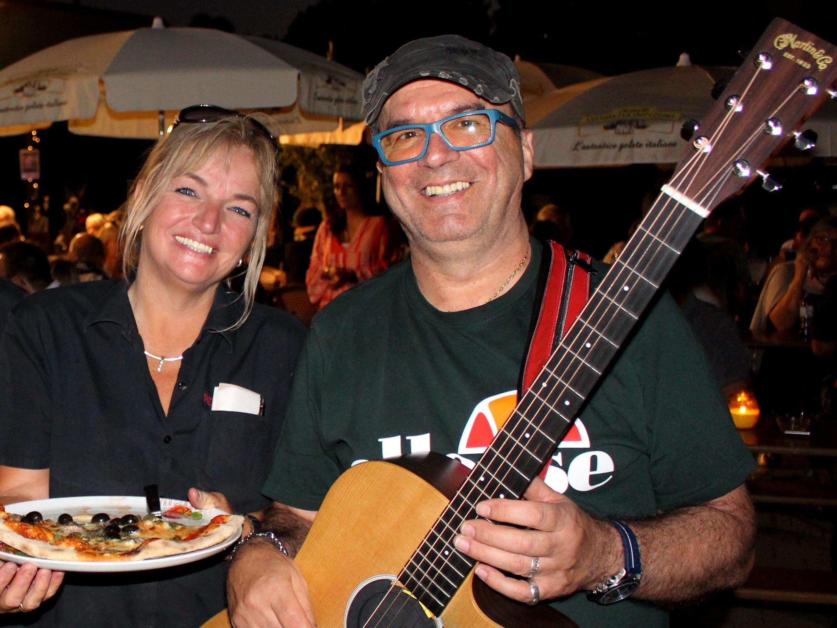 Mit dabei bei der „12. Lochauer Nacht der Musik“ ist auch die Pizzeria Ristorante Bäumle: „Salvatore Figoni“ mit Live-Musik, Wirtin Michaela Brunnmayr und ihr Team mit mediterranem Kulinarium. Mit dabei bei der „12. Lochauer Nacht der Musik“ ist auch die Pizzeria Ristorante Bäumle: „Salvatore Figoni“ mit Live-Musik, Wirtin Michaela Brunnmayr und ihr Team mit mediterranem Kulinarium.
