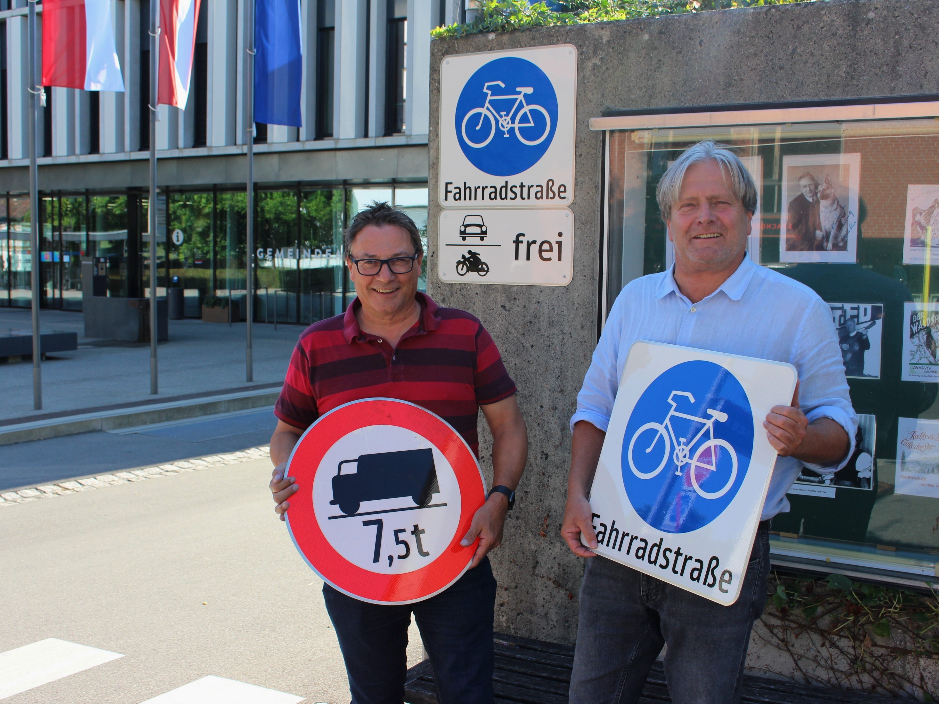 „Mehr Sicherheit auf unseren Straßen, mehr Lebensqualität in unserem Dorf“, so Bgm. Frank Matt und Vize-Bgm. Christophorus Schmid im Sinne der Aktion „30 km/h für ein lebenswertes Lochau“. „Mehr Sicherheit auf unseren Straßen, mehr Lebensqualität in unserem Dorf“, so Bgm. Frank Matt und Vize-Bgm. Christophorus Schmid im Sinne der Aktion „30 km/h für ein lebenswertes Lochau“.