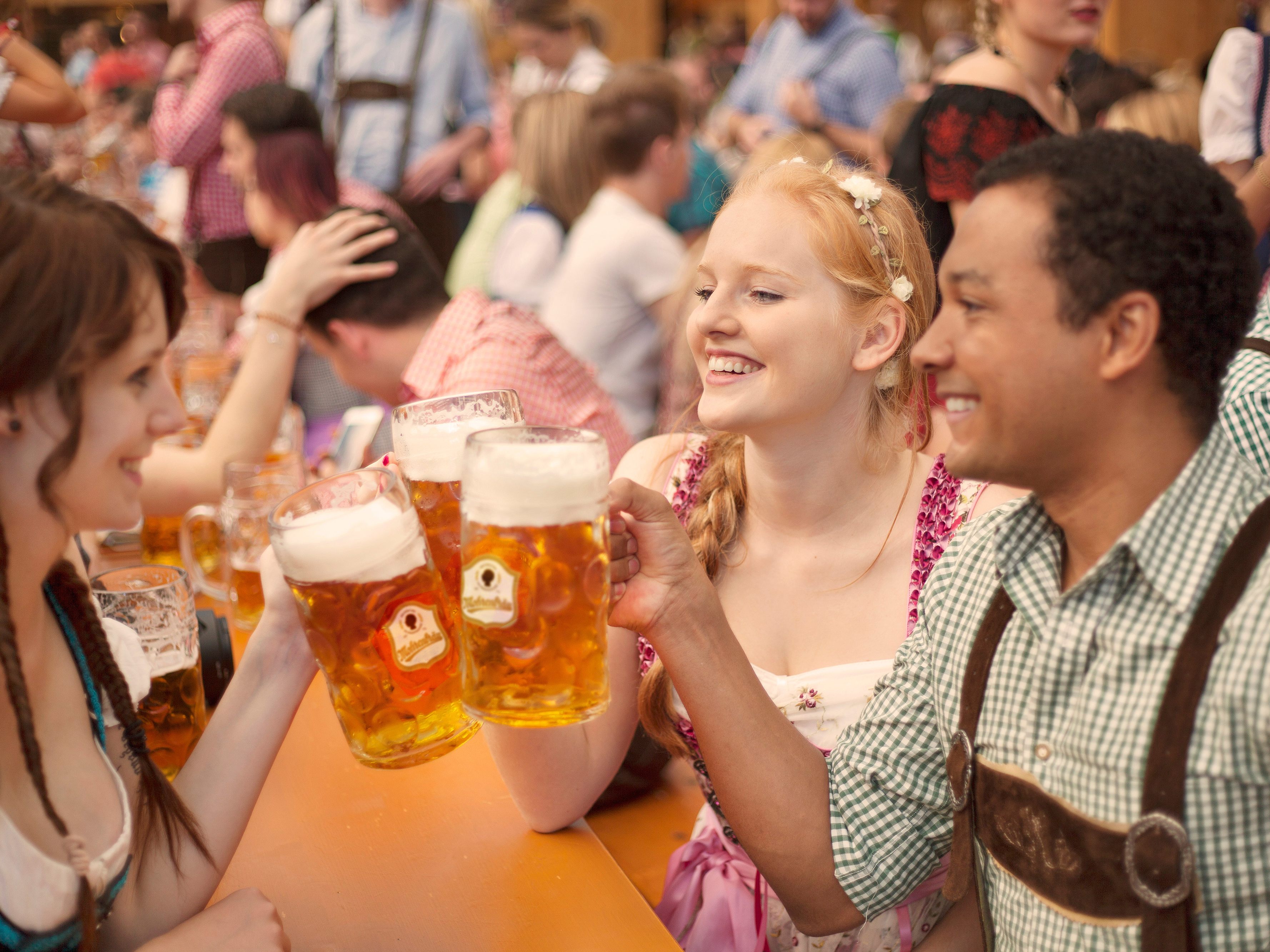 Nach zwei Jahren coronabedingter Pause siedelt der Brausilvester in die 2.300 Quadratmeter große Mohrenbräu Halle ins Messequartier Dornbirn um – inklusive 1.000 Quadratmeter Freifläche mit Familienprogramm. Nach zwei Jahren coronabedingter Pause siedelt der Brausilvester in die 2.300 Quadratmeter große Mohrenbräu Halle ins Messequartier Dornbirn um – inklusive 1.000 Quadratmeter Freifläche mit Familienprogramm.