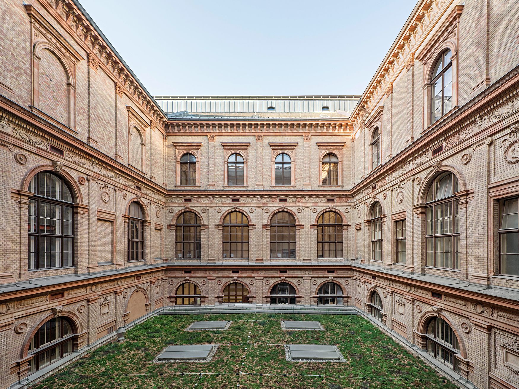 Begrüntes Dach für das Audimax der Universität Wien