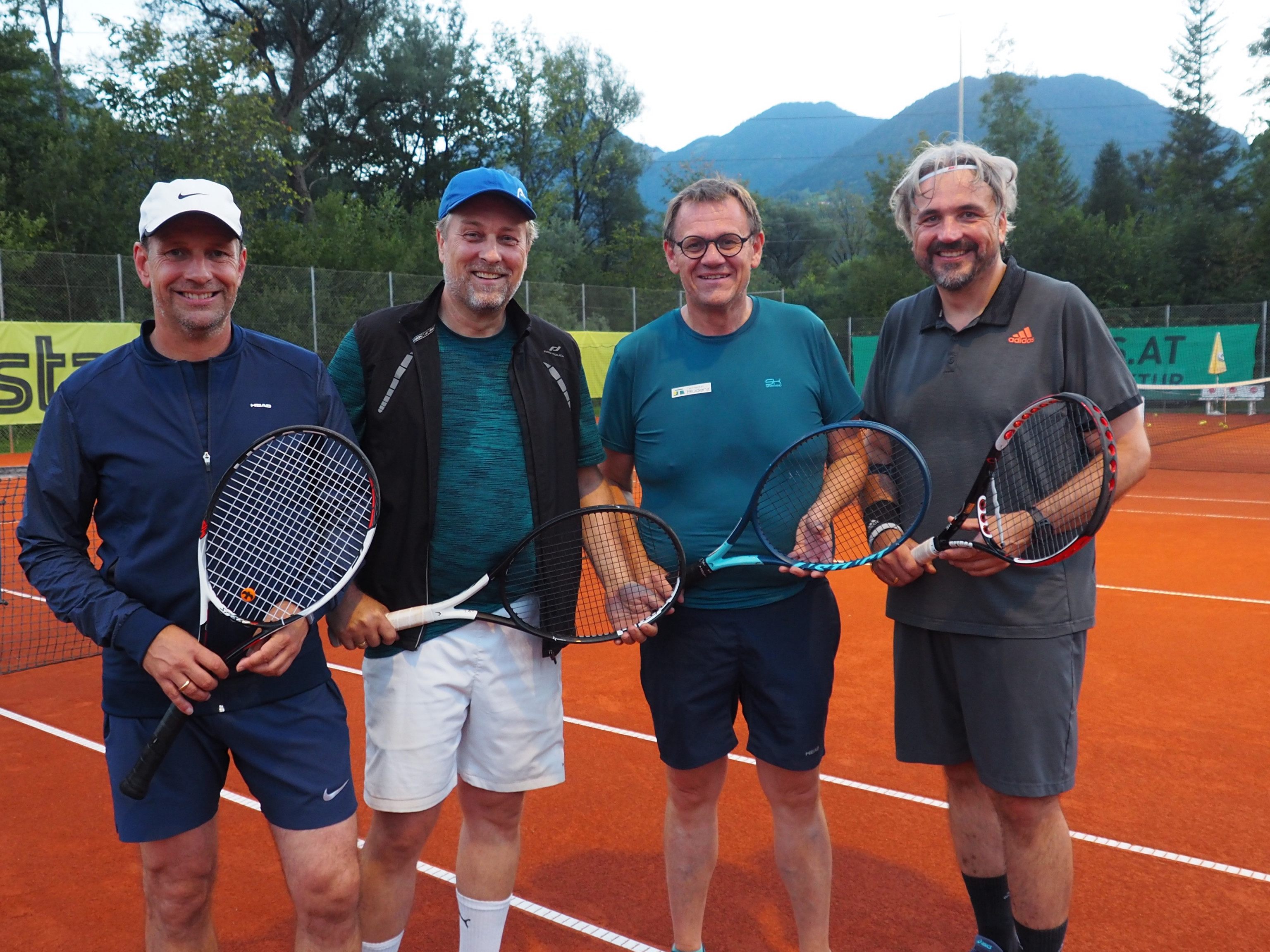 Dieter Egger stellte sich einem sportlichen Tennis-Doppel und unterstützt Familien in Not.
