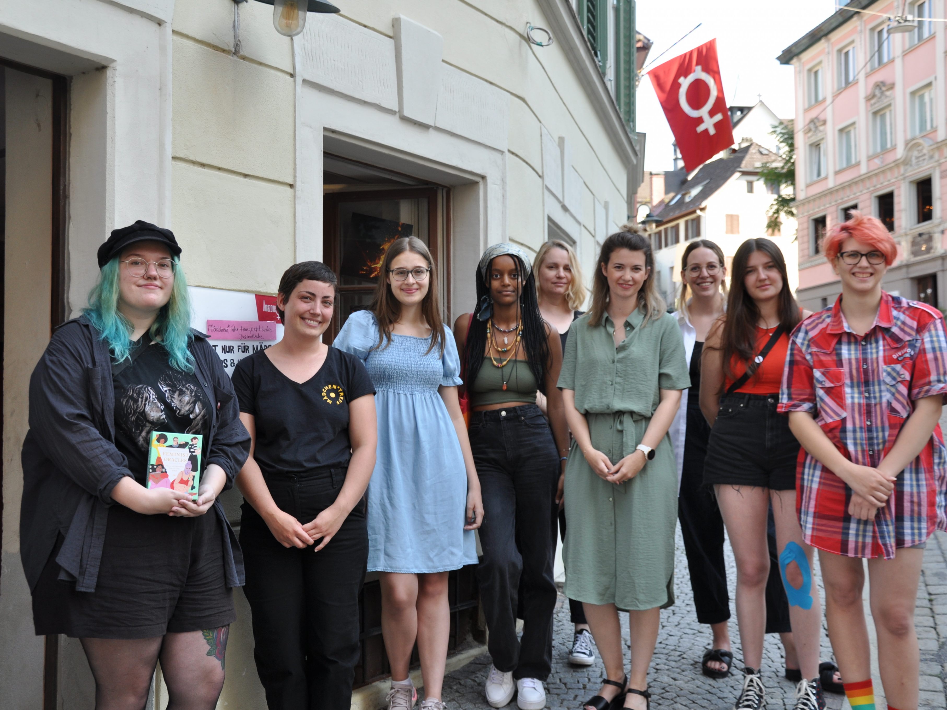 Marie, Tabea Hampel (Projektmitarbeiterin, Mädchen*treff Dornbirn), Sophia, Lyia, Ariane Grabherr (Projektmitarbeiterin, Verein Amazone), Katharina Buhri (Projektleiterin, Verein Amazone), Angelika Atzinger (Geschäftsführung, Verein Amazone), Britta, Lisa Marie, Tabea Hampel (Projektmitarbeiterin, Mädchen*treff Dornbirn), Sophia, Lyia, Ariane Grabherr (Projektmitarbeiterin, Verein Amazone), Katharina Buhri (Projektleiterin, Verein Amazone), Angelika Atzinger (Geschäftsführung, Verein Amazone), Britta, Lisa