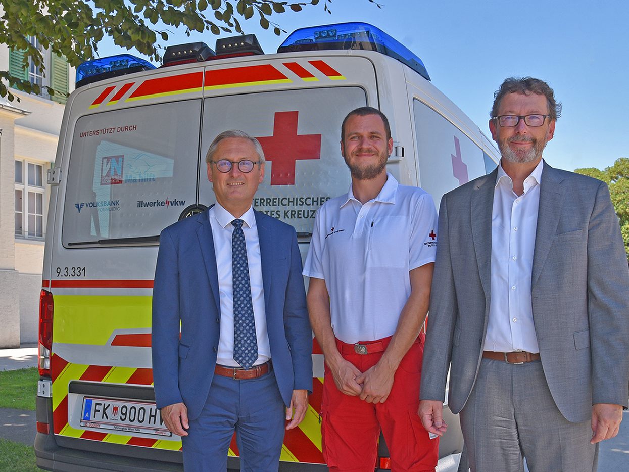 Das gesponserte Einsatzfahrzeug ist bereits unterwegs – Vorstandsvorsitzender Betr.oec. Gerhard Hamel und Leiter Kommunikation der Illwerke Andreas Neuhauser, MBA sowie in der Mitte Rotkreuz-Kommandant der Abteilung Lustenau Marcel Holzer bei der symbolischen Übergabe. VN-Chefredakteur und gleichzeitig „Ma hilft“-Obmann Gerold Riedmann war bereits bei der Feuertaufe des Fahrzeuges im Juli mit dabei. Das gesponserte Einsatzfahrzeug ist bereits unterwegs – Vorstandsvorsitzender Betr.oec. Gerhard Hamel und Leiter Kommunikation der Illwerke Andreas Neuhauser, MBA sowie in der Mitte Rotkreuz-Kommandant der Abteilung Lustenau Marcel Holzer bei der symbolischen Übergabe. VN-Chefredakteur und gleichzeitig „Ma hilft“-Obmann Gerold Riedmann war bereits bei der Feuertaufe des Fahrzeuges im Juli mit dabei.