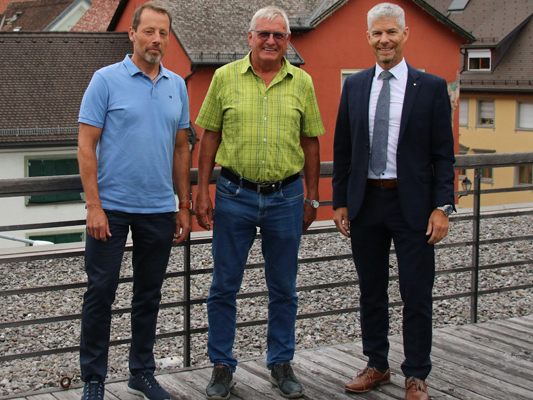Vorstandsdirektor Thomas Schreiber (rechts) bedankt sich bei Geschäftsführer Rainer Schlattinger (links) und Landesfinanzreferent Adalbert Burtscher (Mitte) für das großartige Engagement des Alpenvereines rund um den Wiederaufbau der Totalphütte. Vorstandsdirektor Thomas Schreiber (rechts) bedankt sich bei Geschäftsführer Rainer Schlattinger (links) und Landesfinanzreferent Adalbert Burtscher (Mitte) für das großartige Engagement des Alpenvereines rund um den Wiederaufbau der Totalphütte.