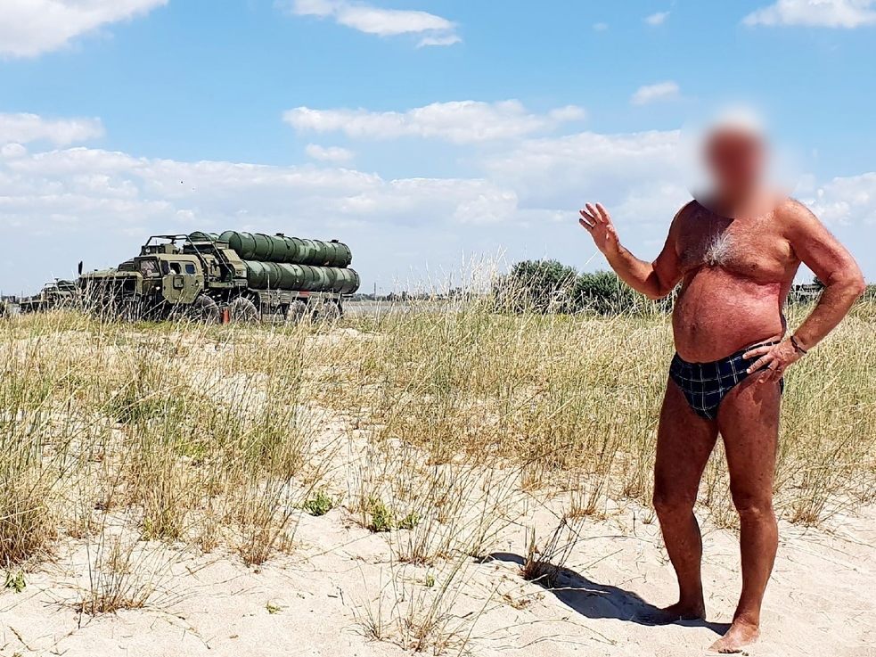Russische Touristen ließen sich mit Equipment der Soldaten fotografieren.