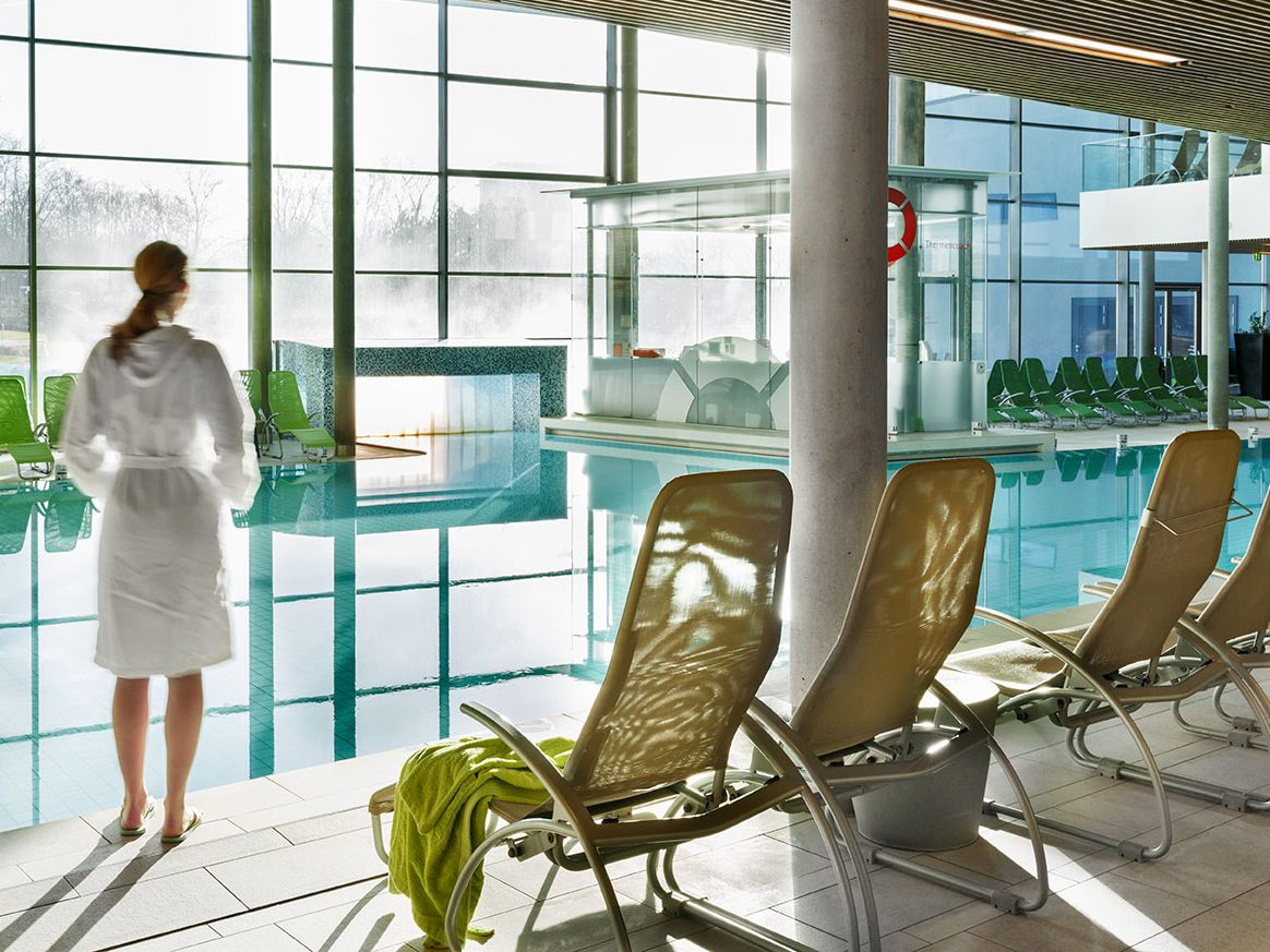 Wegen des Ausbaus des Liegebereichs im September bietet die Therme Wien in dem Zeitraum günstigere Eintrittspreise. Wegen des Ausbaus des Liegebereichs im September bietet die Therme Wien in dem Zeitraum günstigere Eintrittspreise.