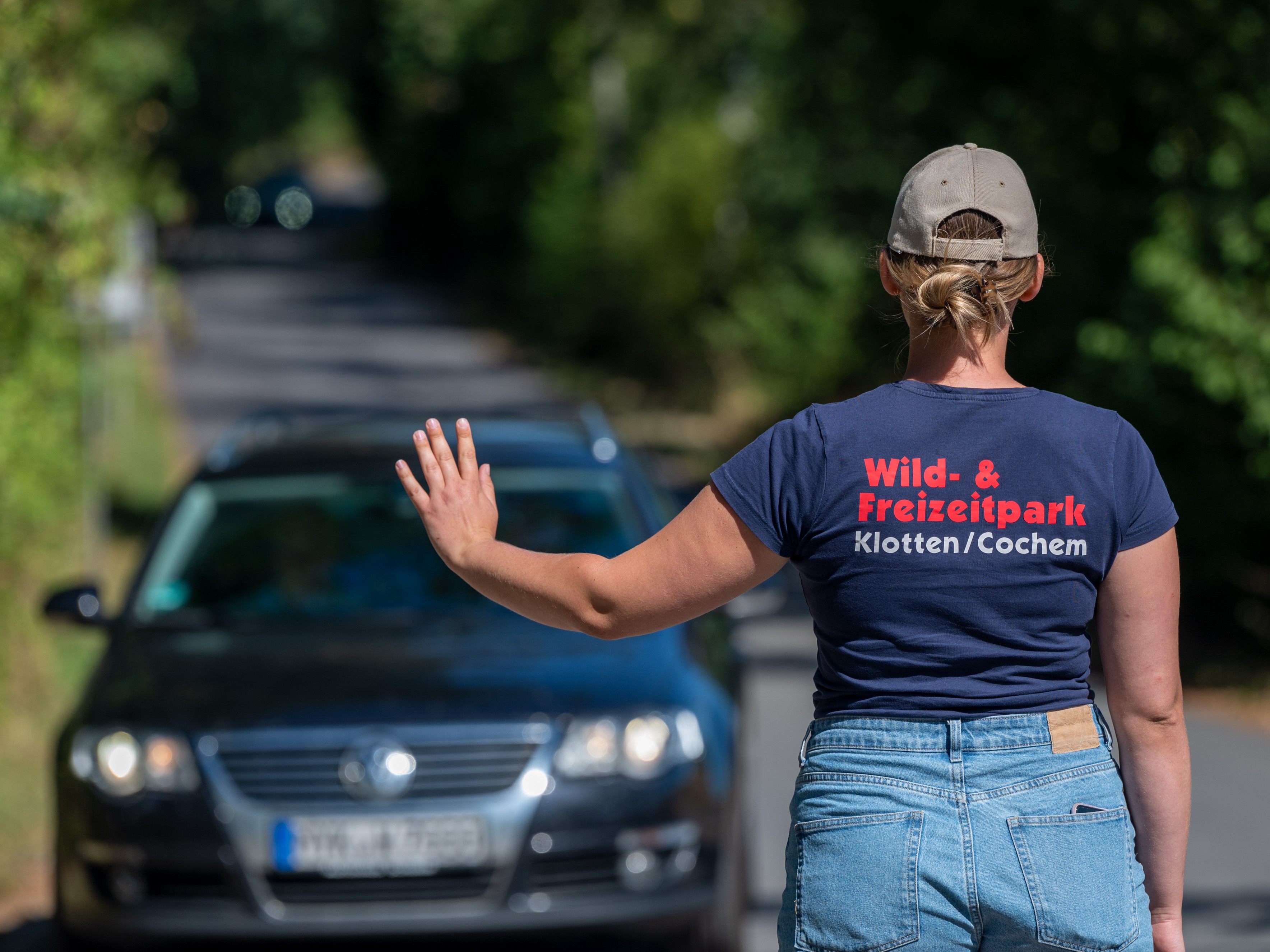 Eine Mitarbeiterin des Wild- und Freizeitparks Klotten stoppt Besucher. Der Park ist geschlossen, nachdem eine Frau auf einer Achterbahn tödlich verunglückt ist. Eine Mitarbeiterin des Wild- und Freizeitparks Klotten stoppt Besucher. Der Park ist geschlossen, nachdem eine Frau auf einer Achterbahn tödlich verunglückt ist.