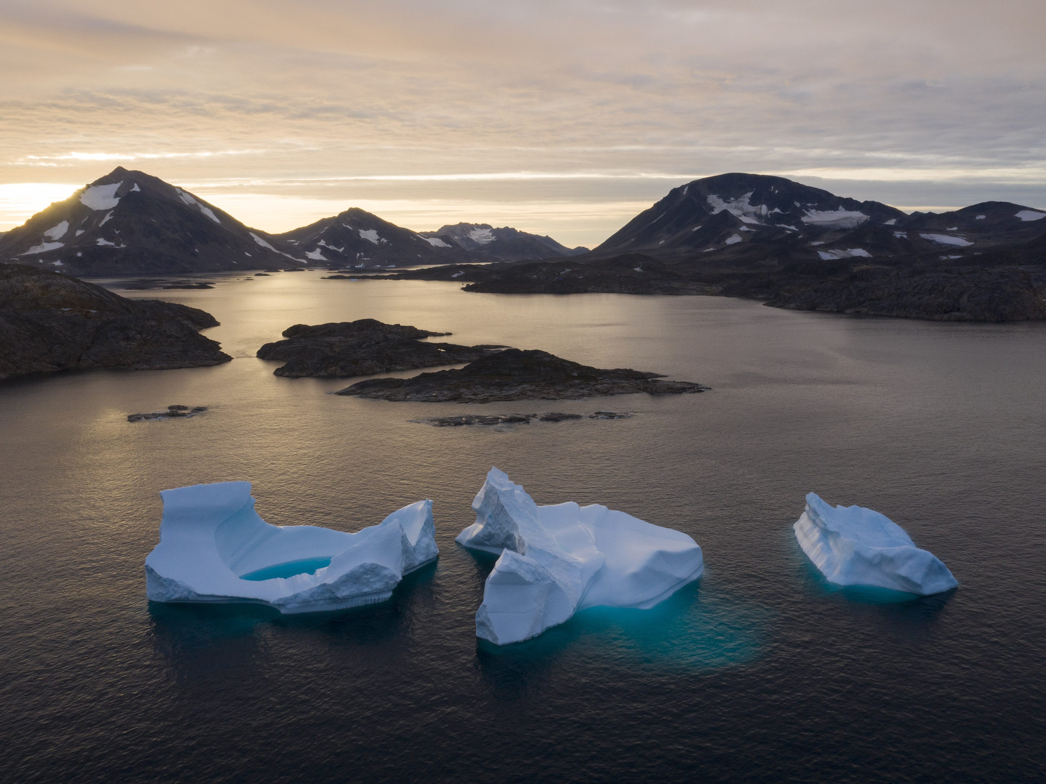 Die Eisschmelze in Grönland lässt den Meeresspiegel weiter steigen. Die Eisschmelze in Grönland lässt den Meeresspiegel weiter steigen.