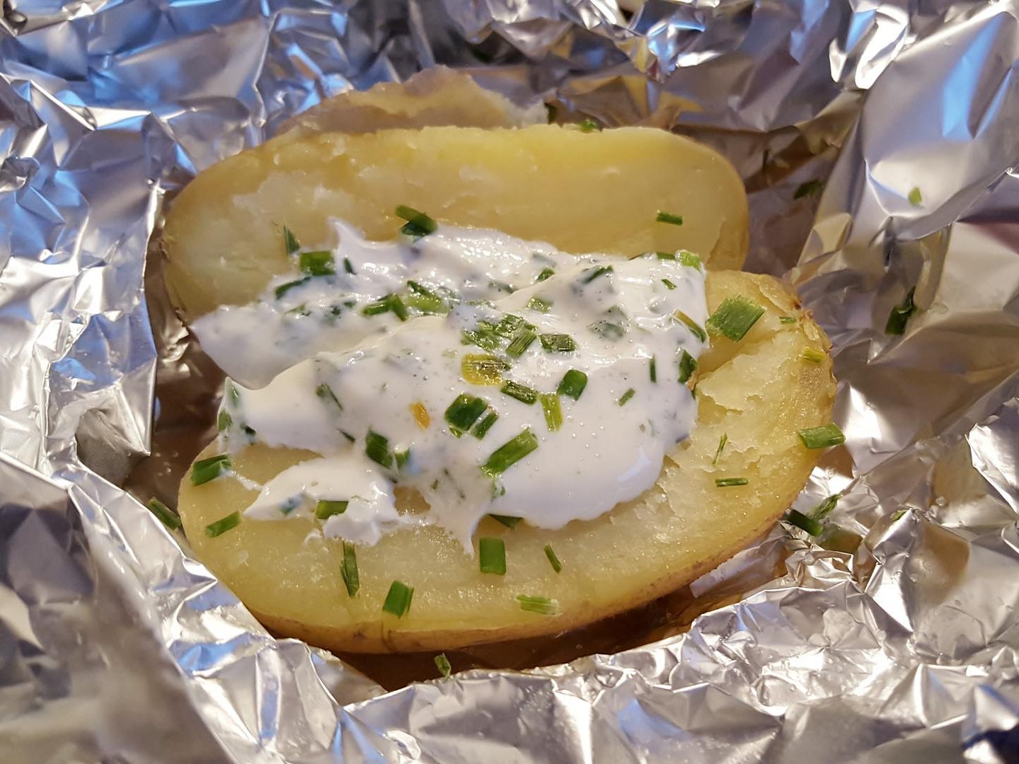 Wer Alufolie richtig einsetzt, kann Speisen länger warm bzw. kalt halten.