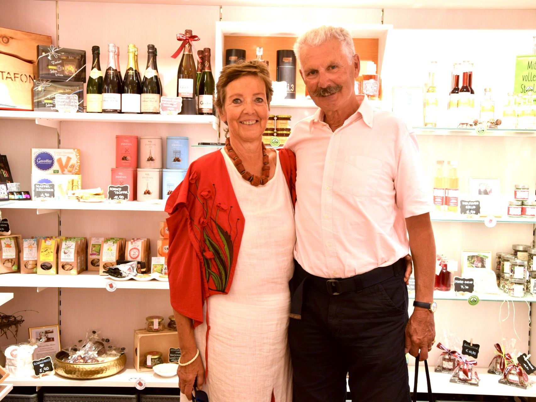 In der Genussboutique Montafon ließen sich Thomas und Ilse Linford (Porzellanmalerei) den Verwall-Gin (und nebenher noch manches andere) schmecken. In der Genussboutique Montafon ließen sich Thomas und Ilse Linford (Porzellanmalerei) den Verwall-Gin (und nebenher noch manches andere) schmecken.