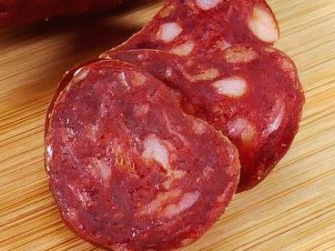 Die Aufnahme zeigte eine Scheibe der scharfen spanischen Wurst. Die Aufnahme zeigte eine Scheibe der scharfen spanischen Wurst.