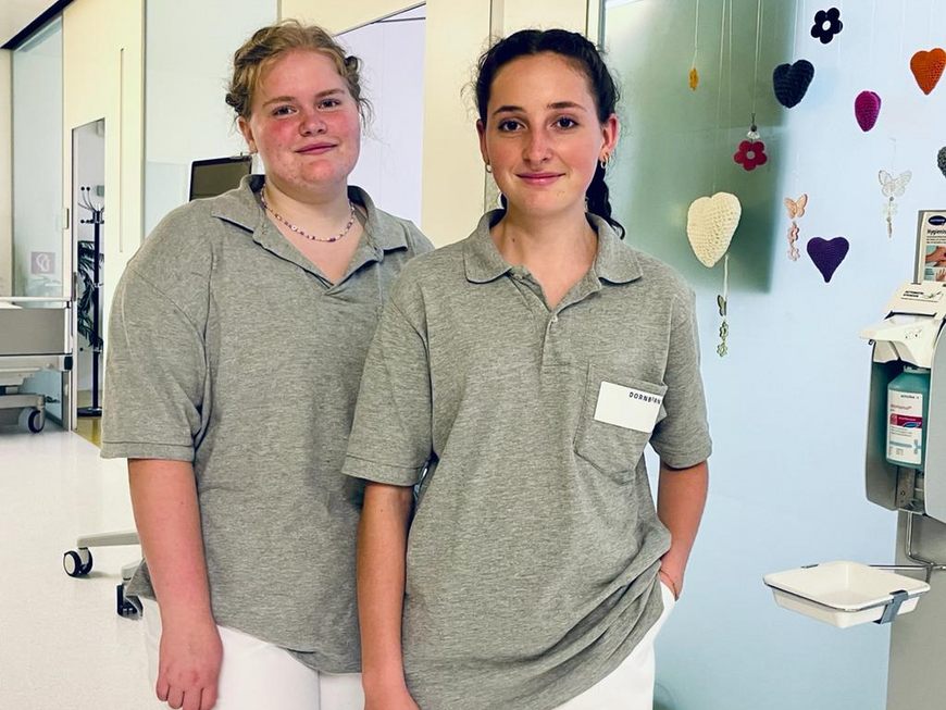 Sophia Sieber und Lara Rädler sammeln im Krankenhaus derzeit wertvolle Erfahrungen. Sophia Sieber und Lara Rädler sammeln im Krankenhaus derzeit wertvolle Erfahrungen.